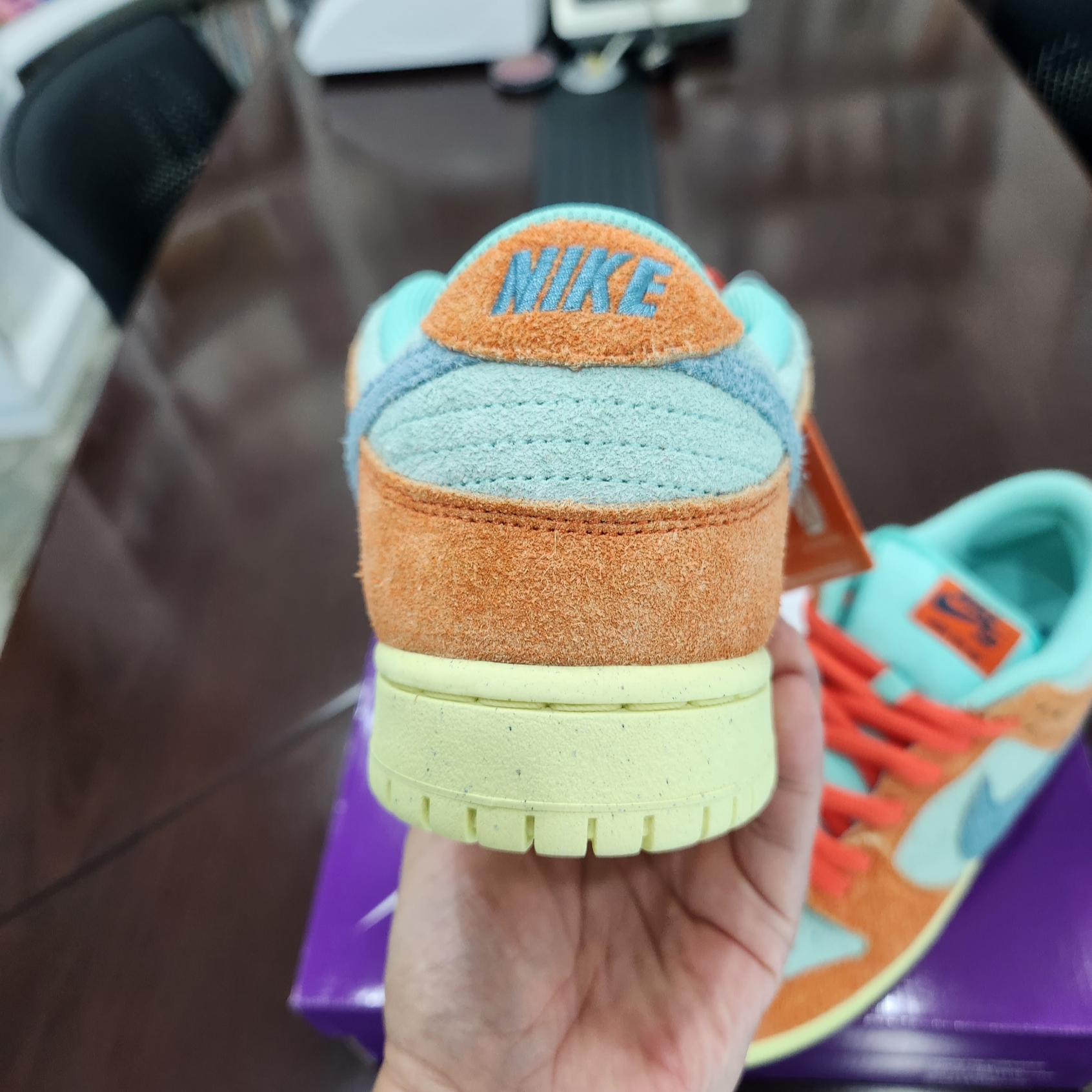 Nike SB Dunk Low Pro Premium Orange and Emerald Rise 착용 스타일 - 4
