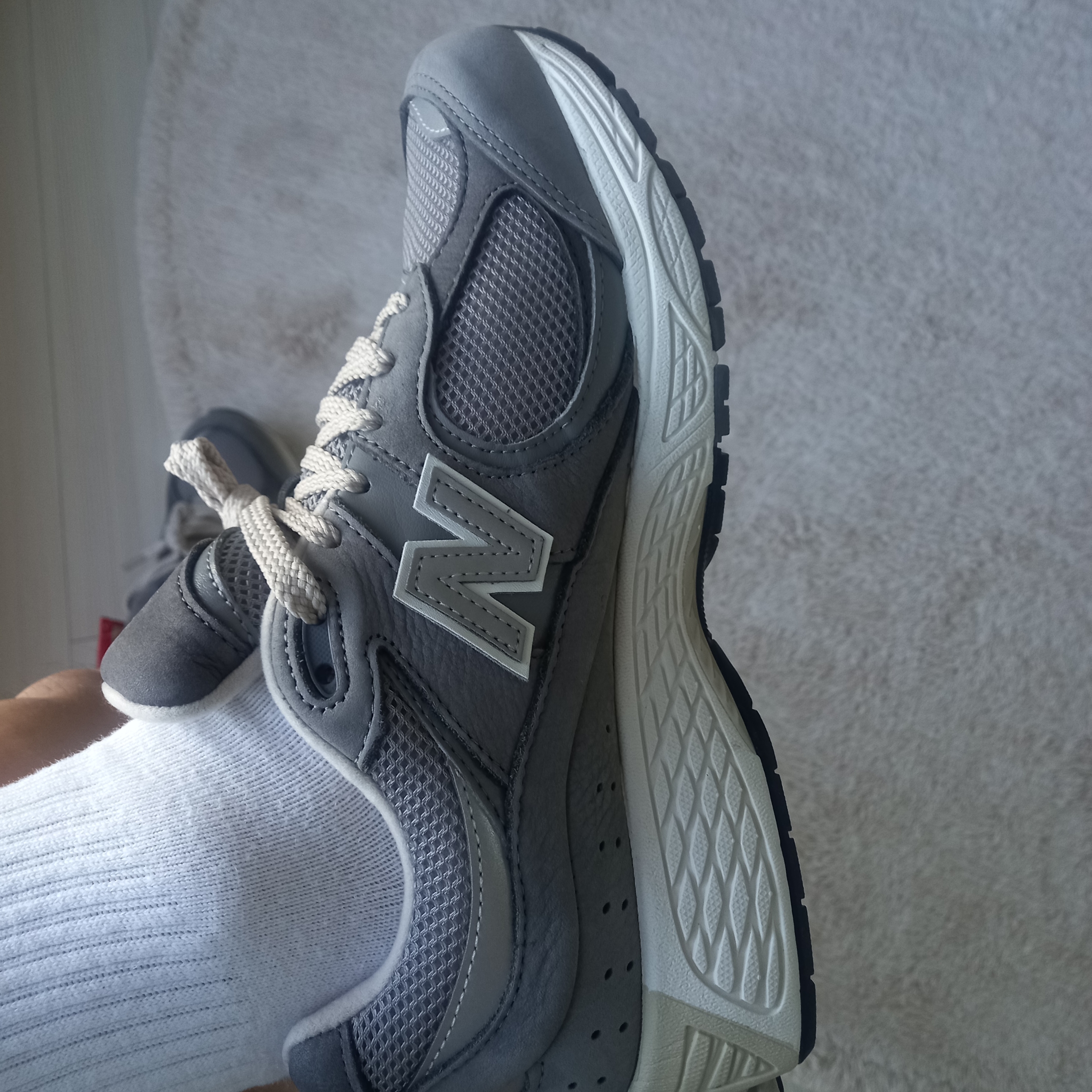 New Balance 2002R Premium Vintage Grey 착용 스타일 - 3