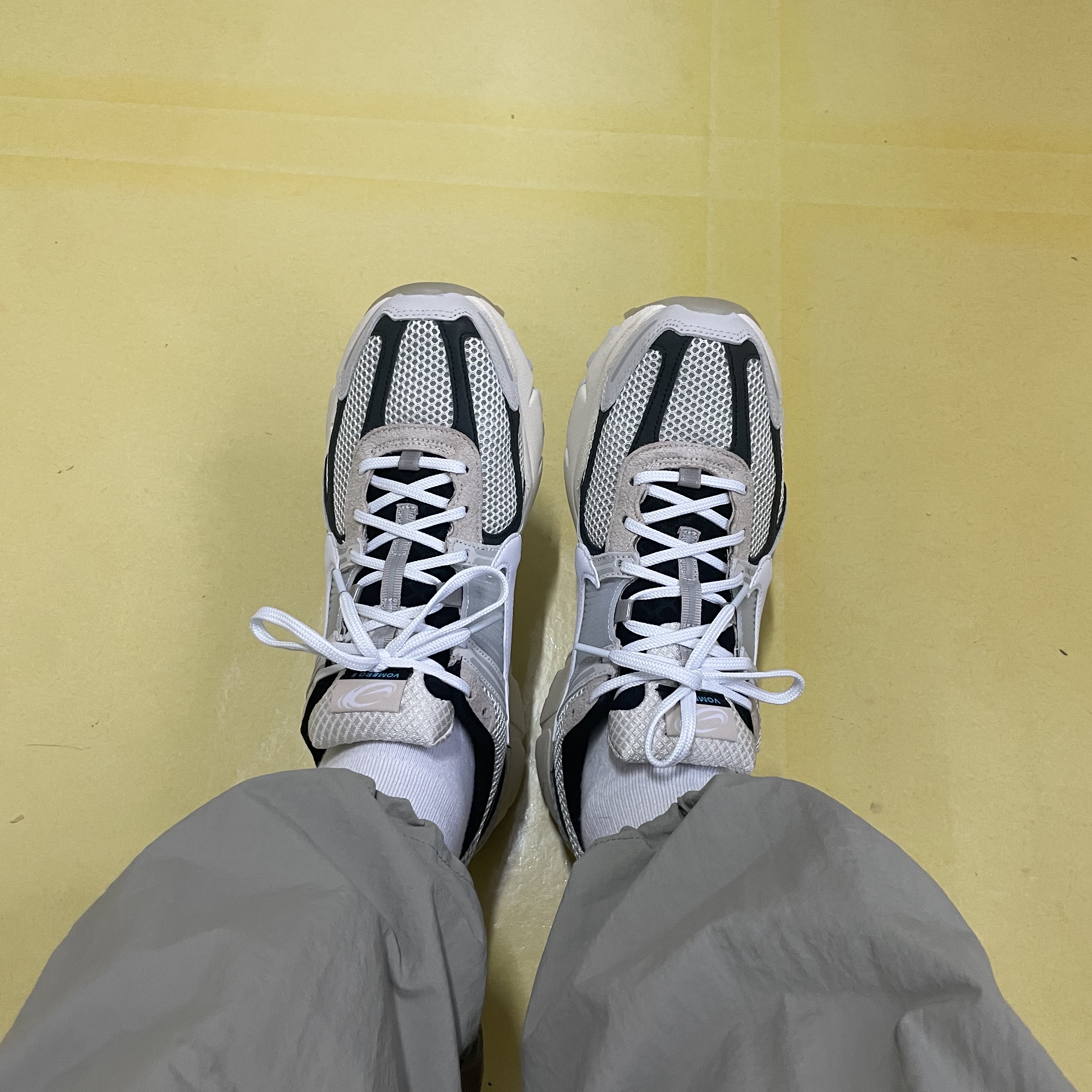 Nike Zoom Vomero 5 Light Bone and Black 착용 스타일 - 2