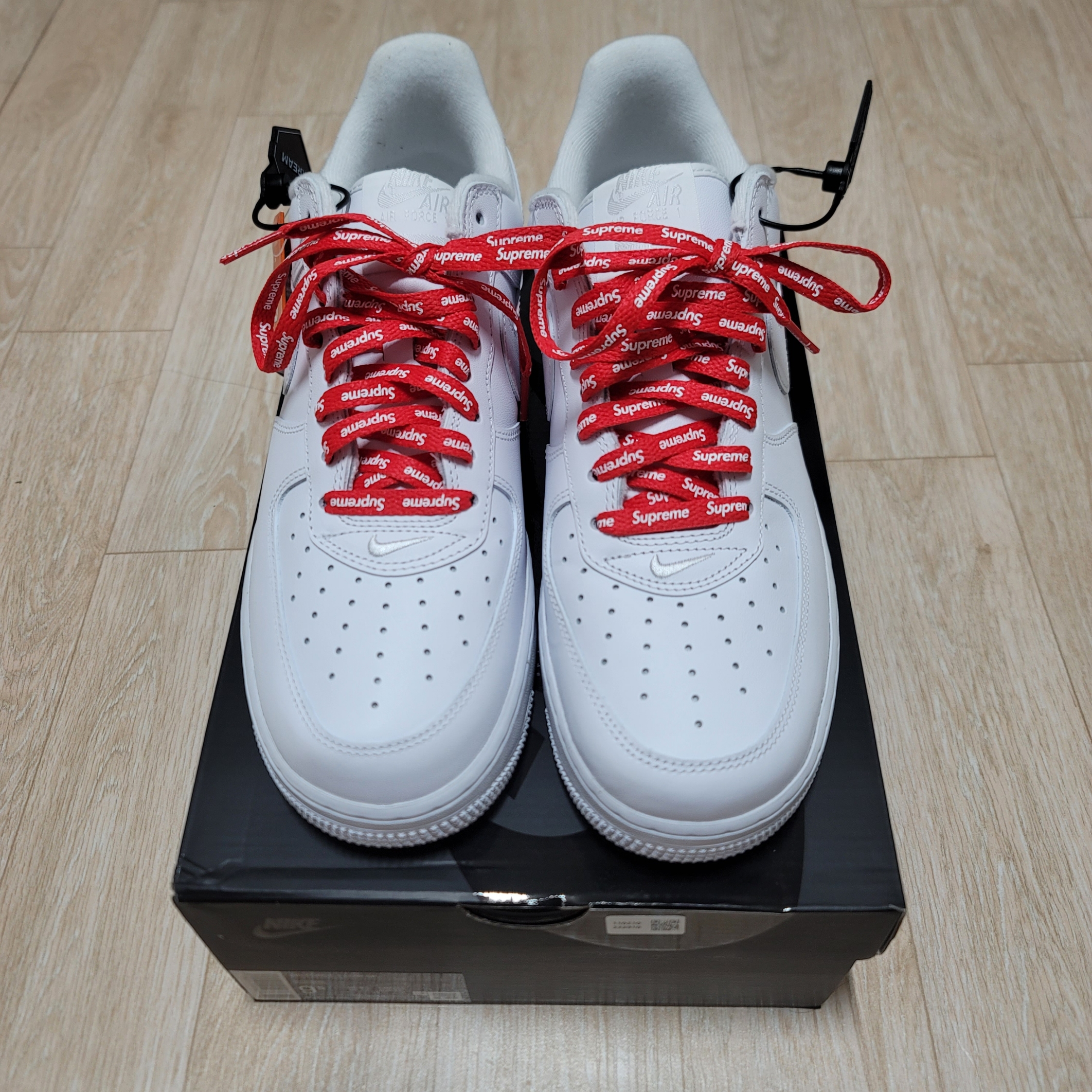 Nike x Supreme Air Force 1 Low White 착용 스타일