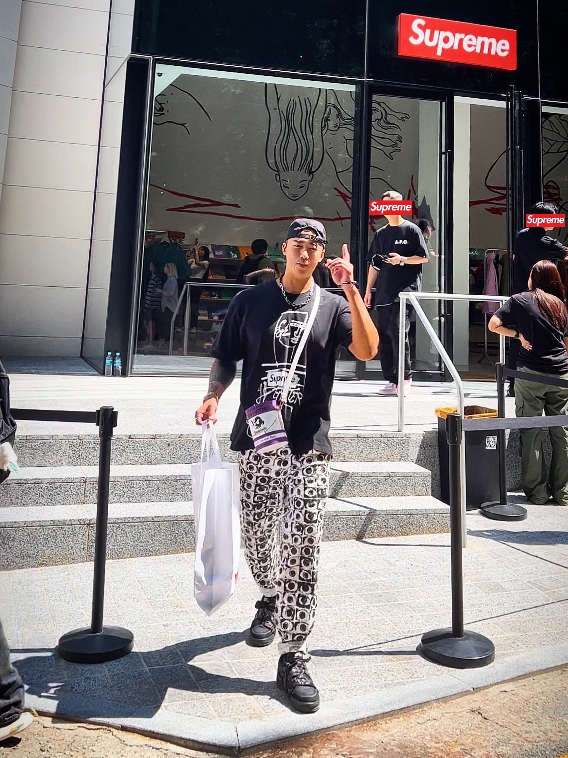 Supreme x Jean Paul Gaultier T-Shirt Black - 19SS, Nike x Comme des Garcons Shirt x Supreme Air Force 1 Low Eyes 착용 스타일 - 1