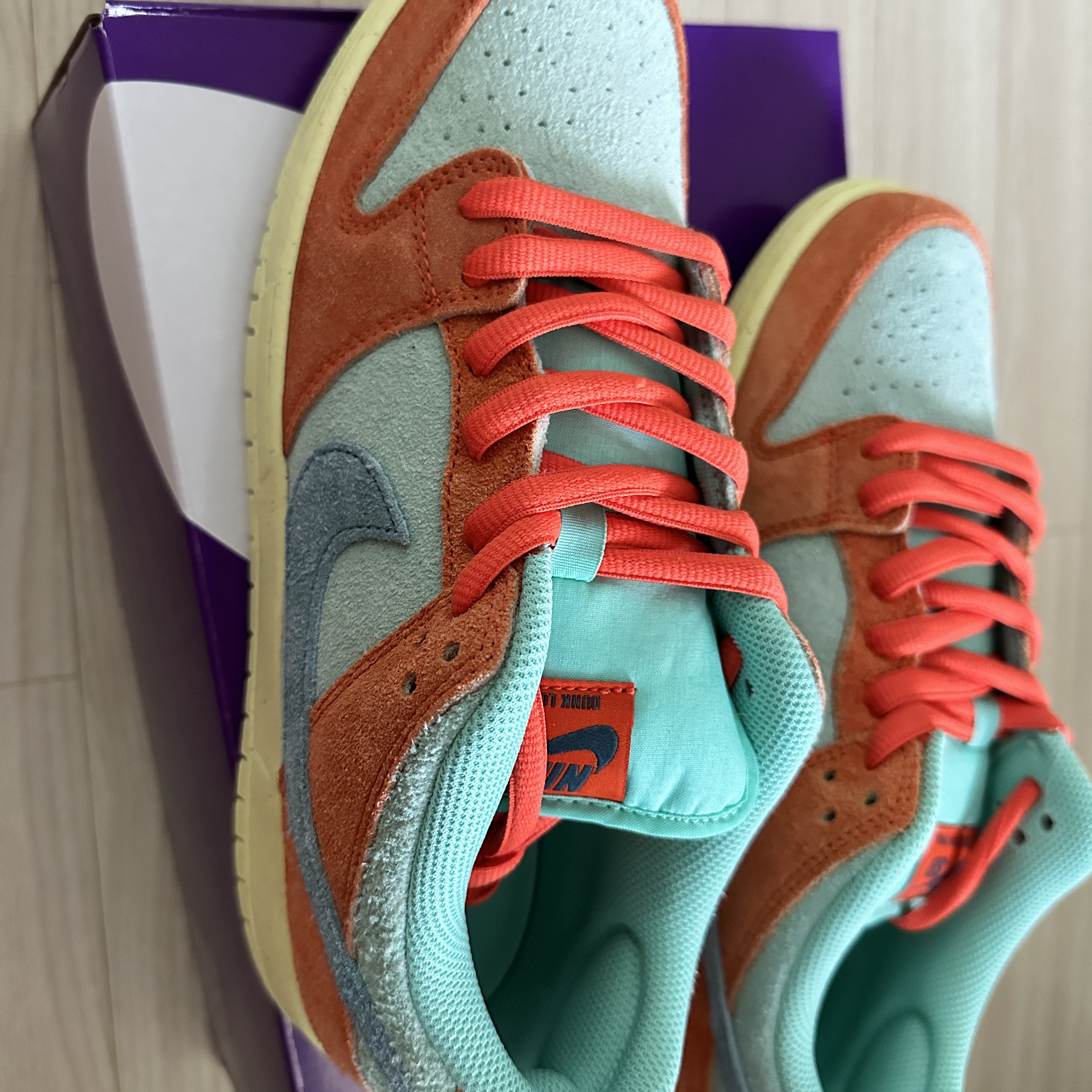 Nike SB Dunk Low Pro Premium Orange and Emerald Rise 착용 스타일 - 3