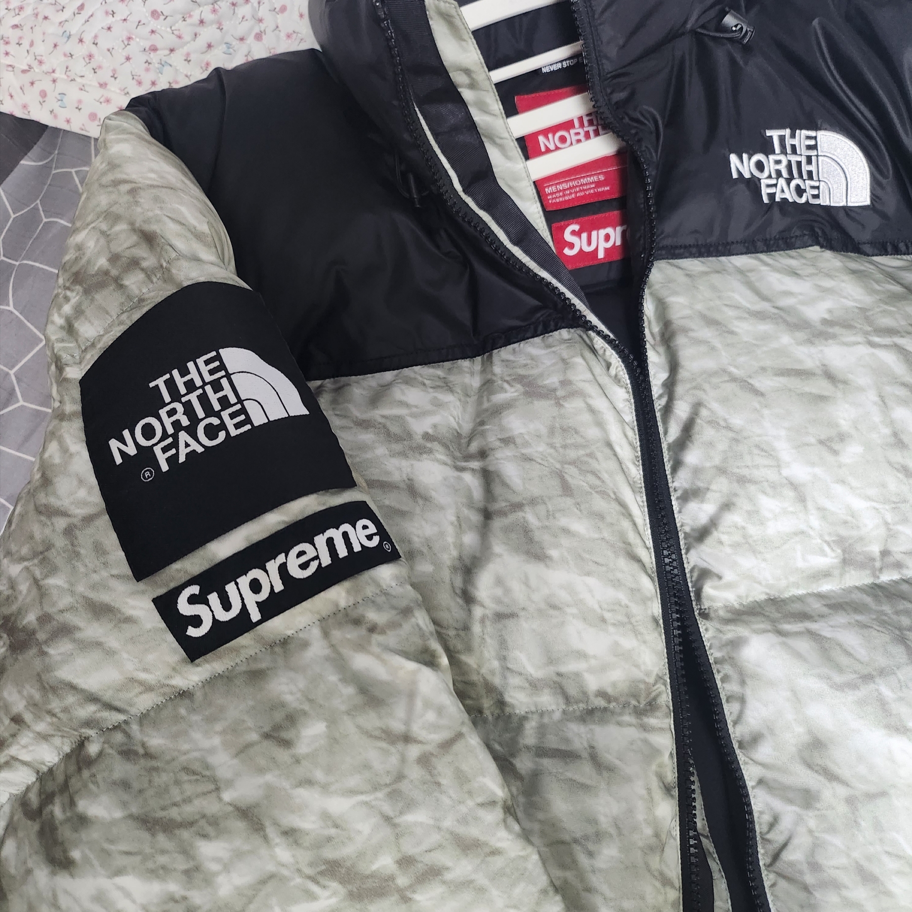 Supreme x The North Face Paper Print Nuptse Jacket - 19FW 착용 스타일