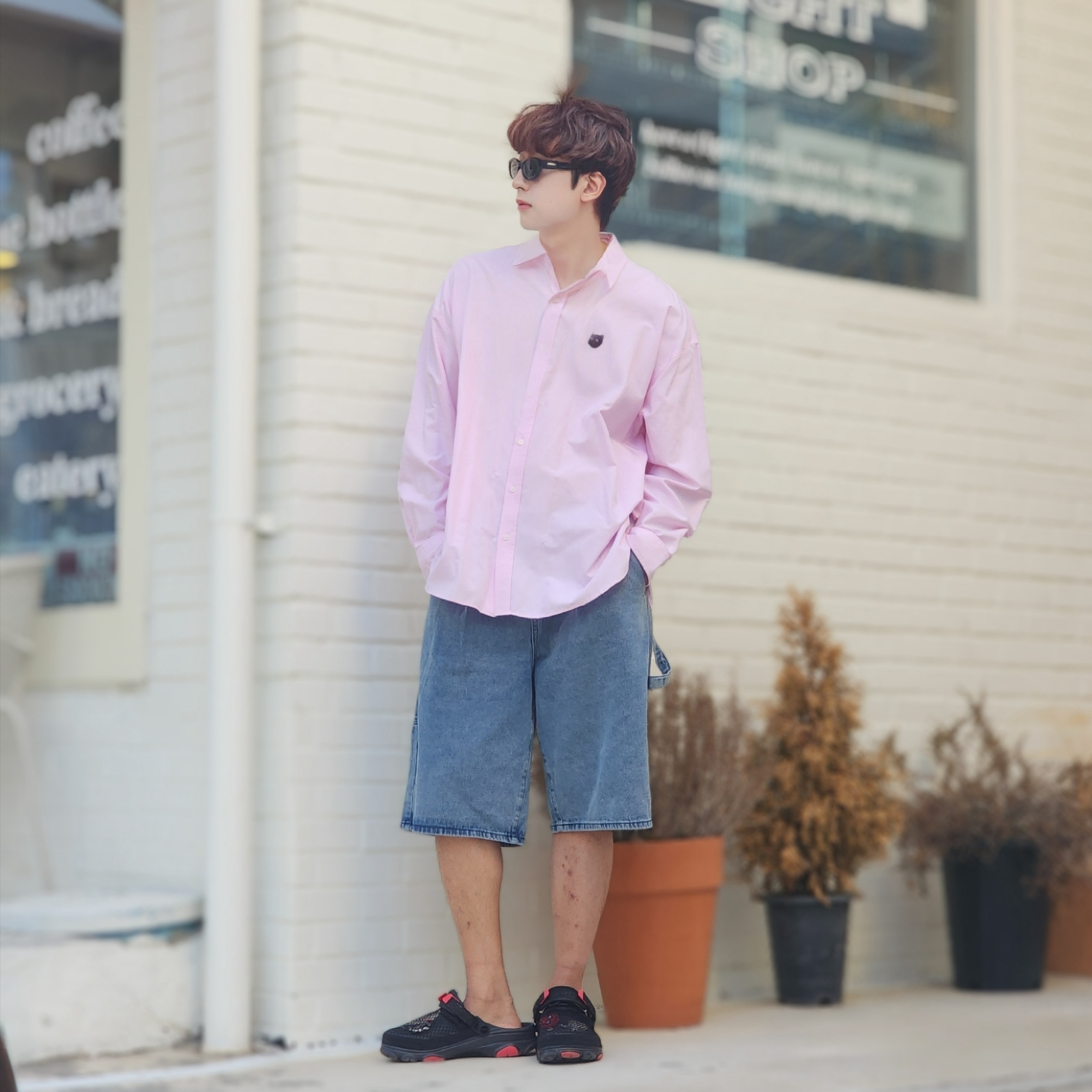 Crocs x Staple Classic All Terrain Clog Black 착용 스타일 - 3