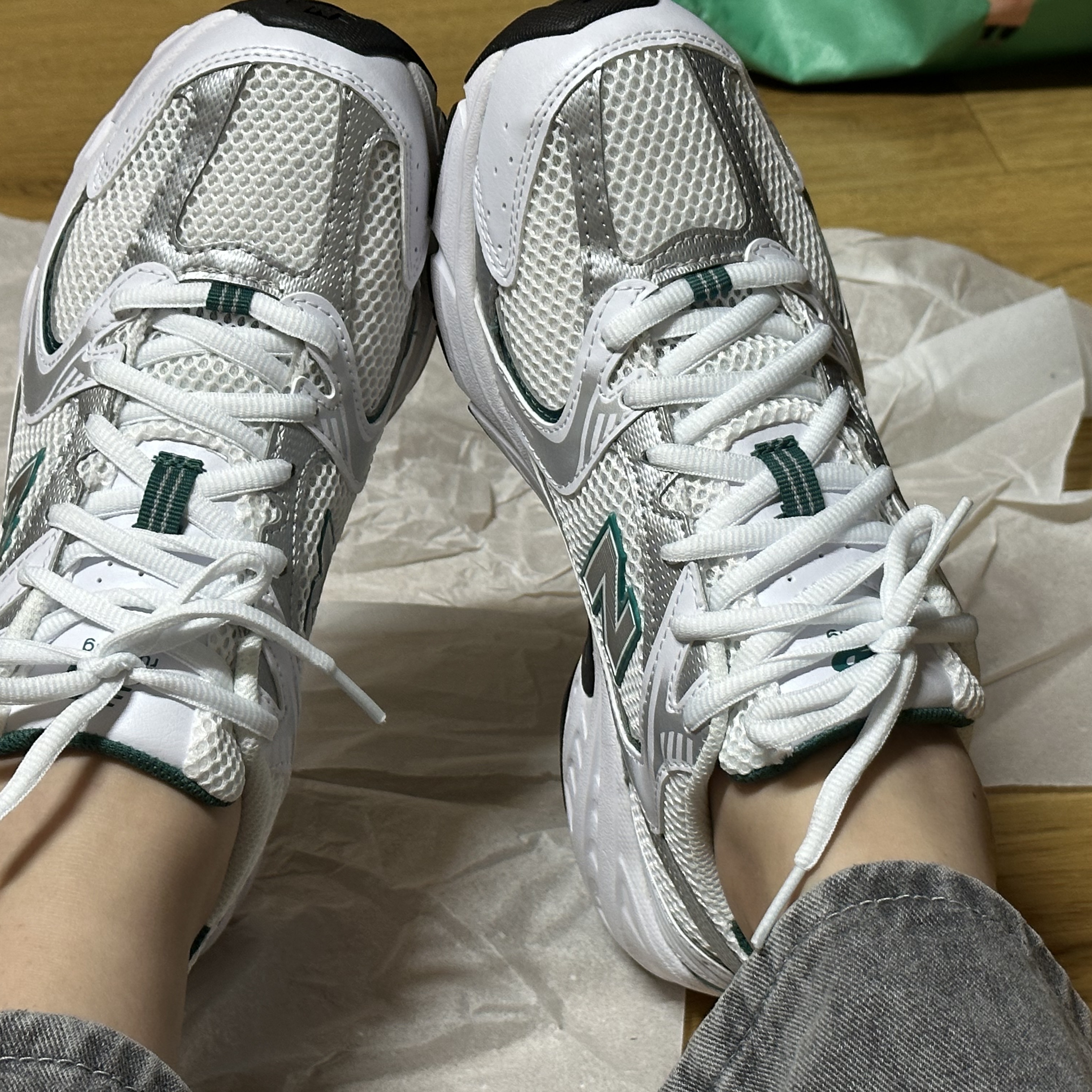 New Balance 530 White Mint 착용 스타일 - 2
