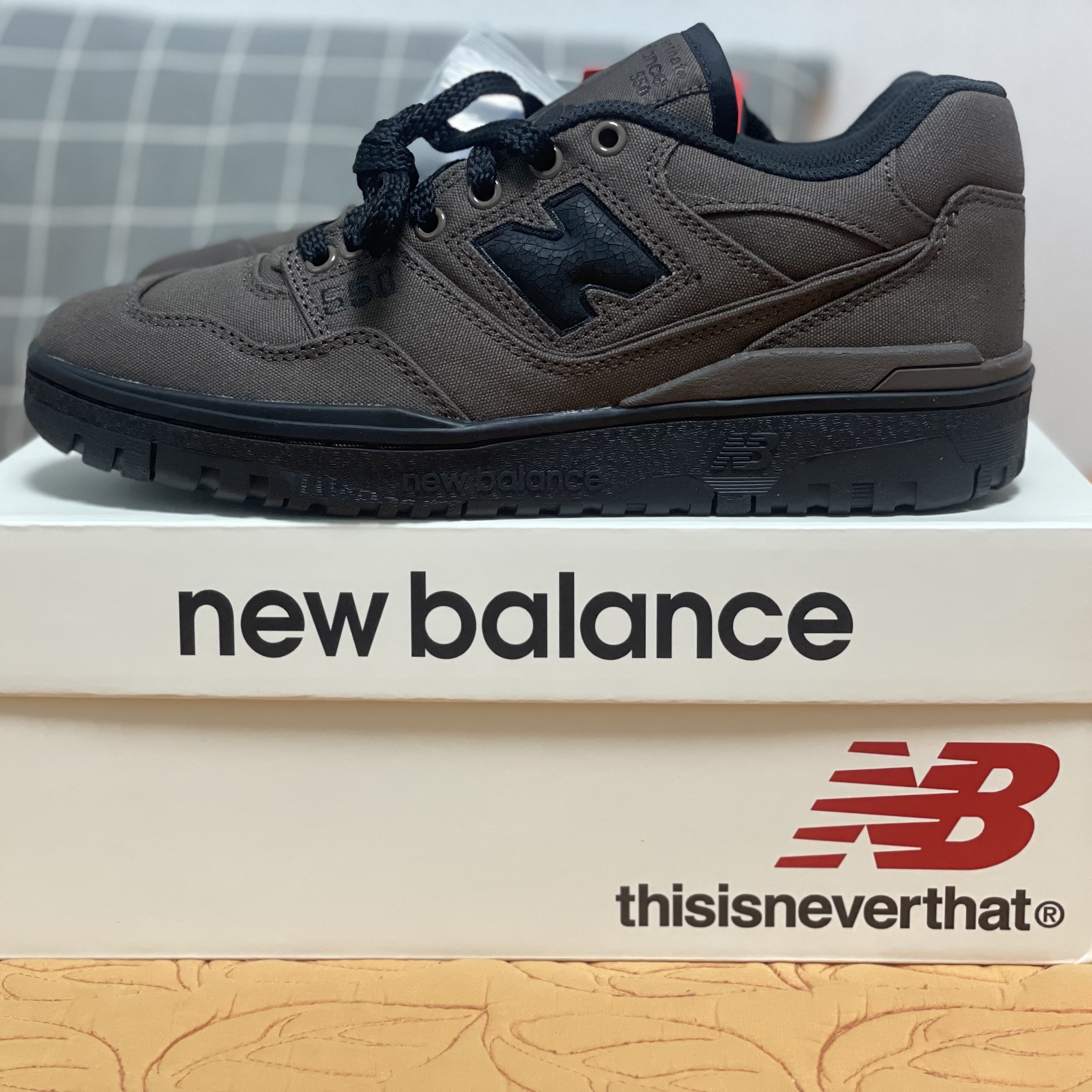 New Balance x Thisisneverthat 550 Brown Black 착용 스타일 - 2