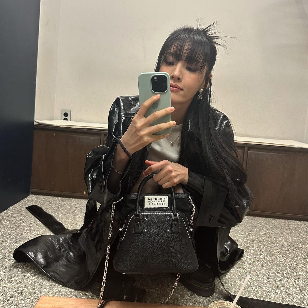 (W) Nike Air Force 1 Low '07 LX Chrome Luxe, Maison Margiela 5AC Mini Bag Black 착용 스타일 - 3