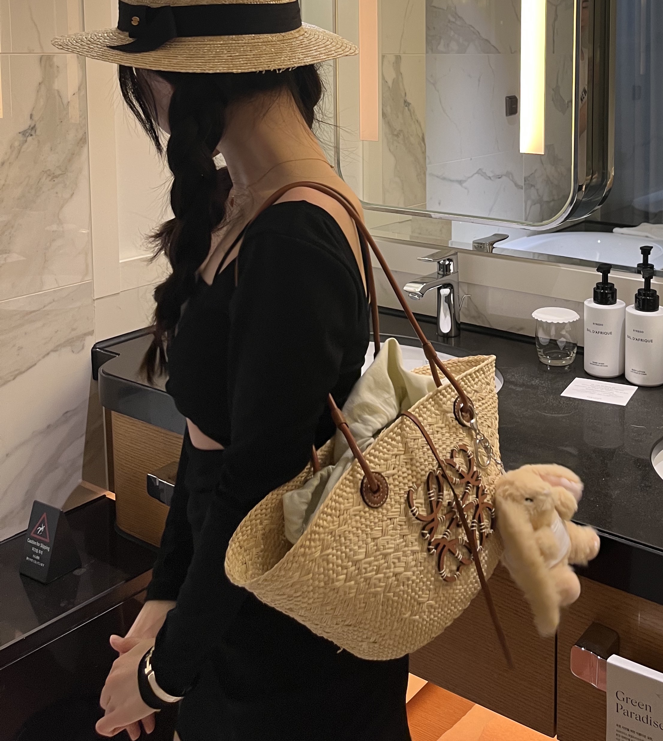 Loewe Anagram Basket Bag in Iraca Palm and Calfskin Natural Tan, Loewe Small Anagram Basket Bag in Iraca Palm and Calfskin Natural Tan 착용 스타일 - 1