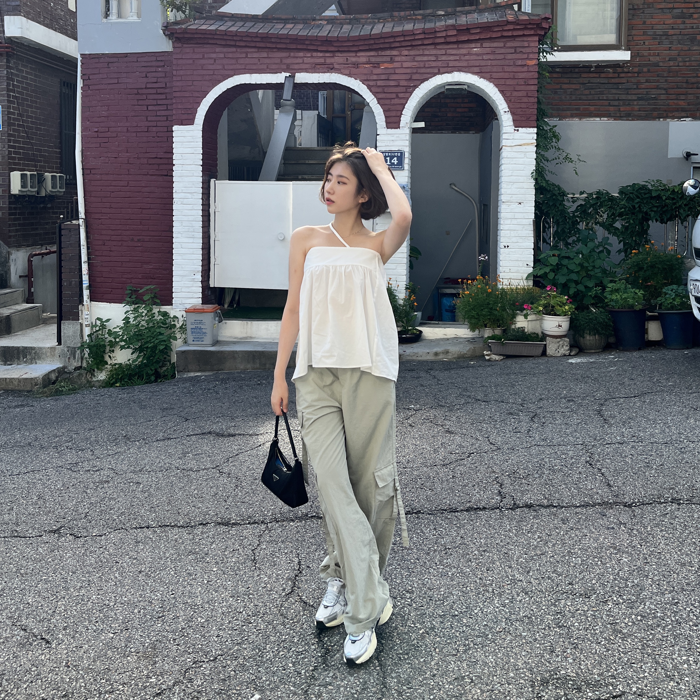 Nike V2K Run Summit White Metallic Silver, Prada Re-Edition 2005 Re-Nylon Mini Hobo Bag Black 착용 스타일 - 2