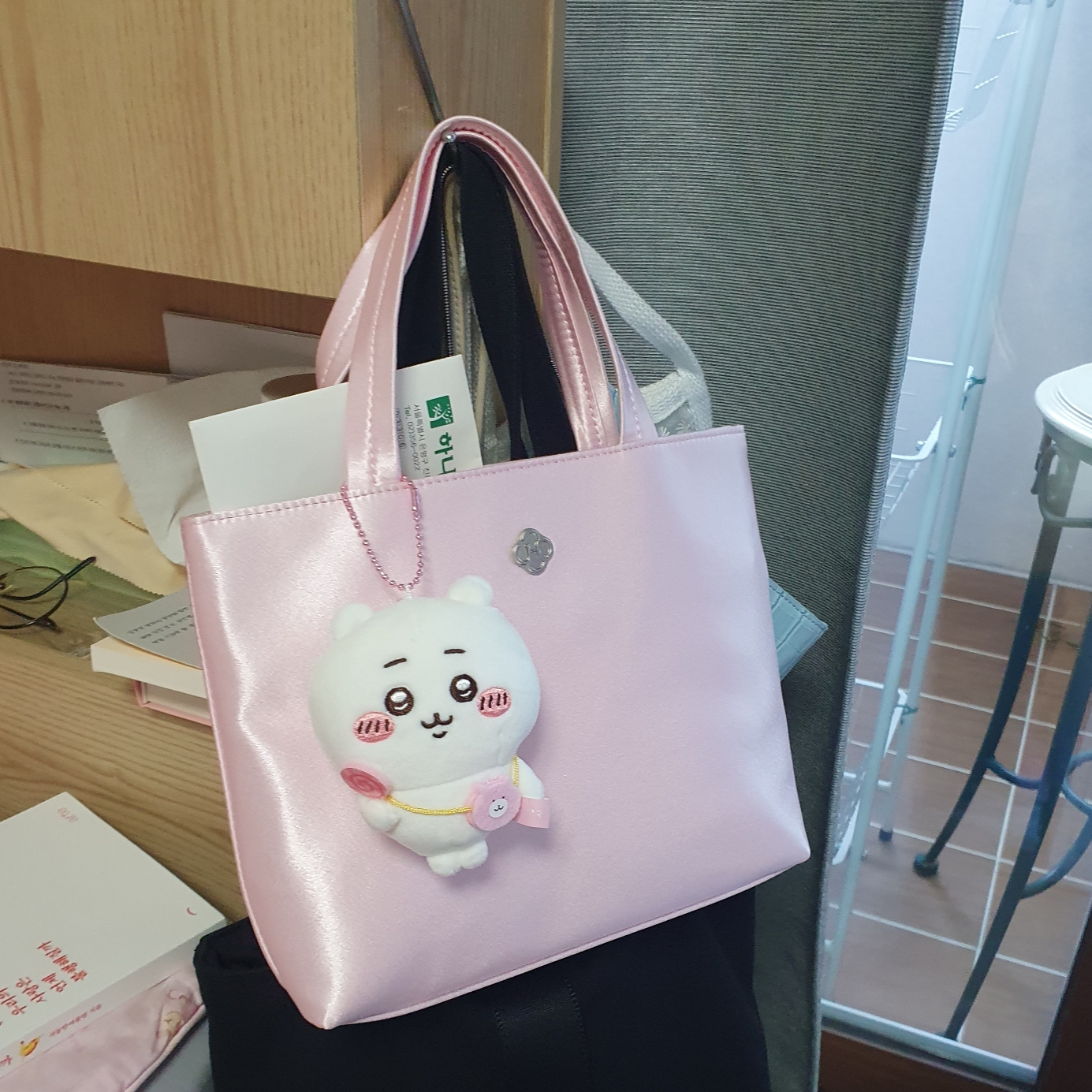 Heeari Women Mari Silk Tote Bag Pink 착용 스타일