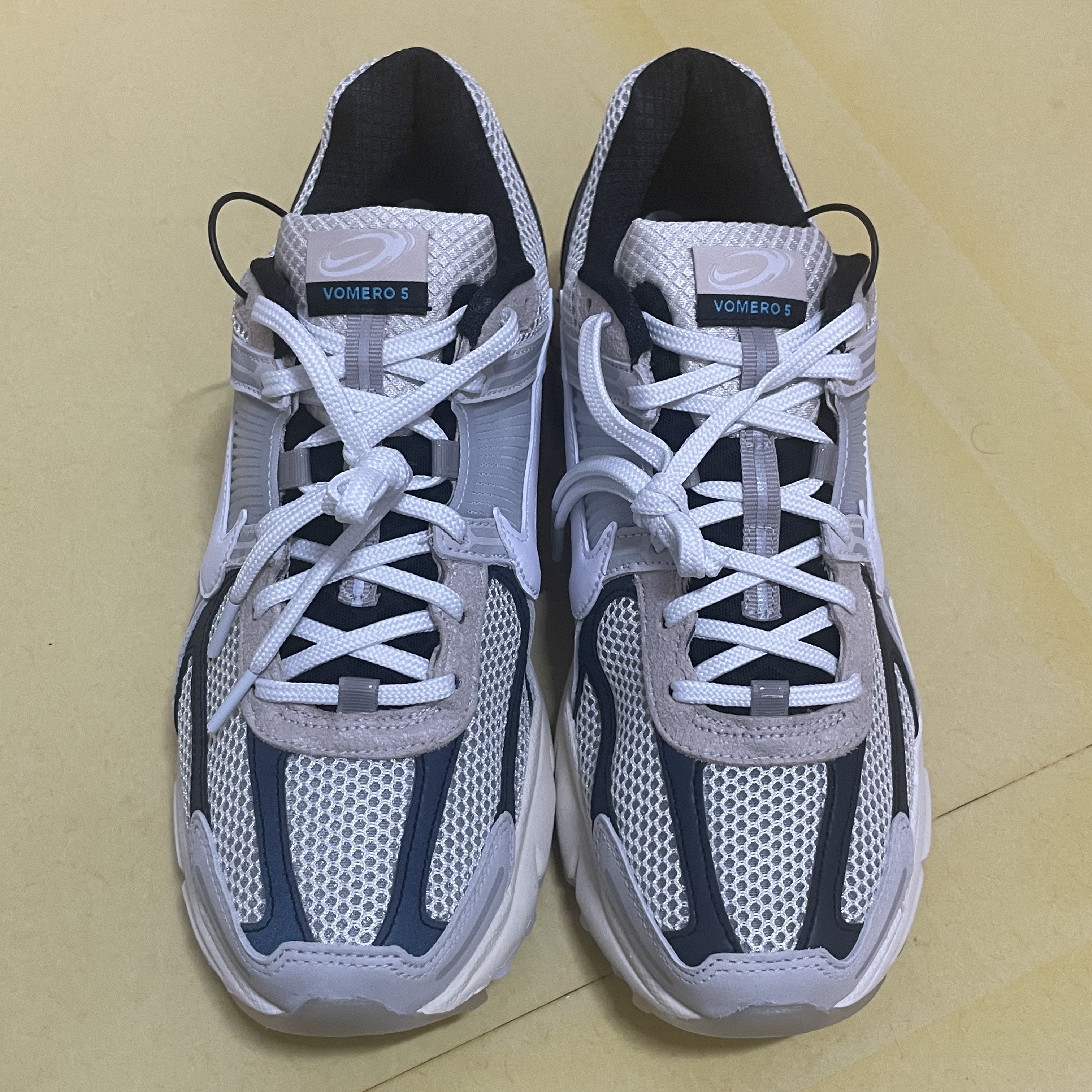 Nike Zoom Vomero 5 Light Bone and Black 착용 스타일 - 4