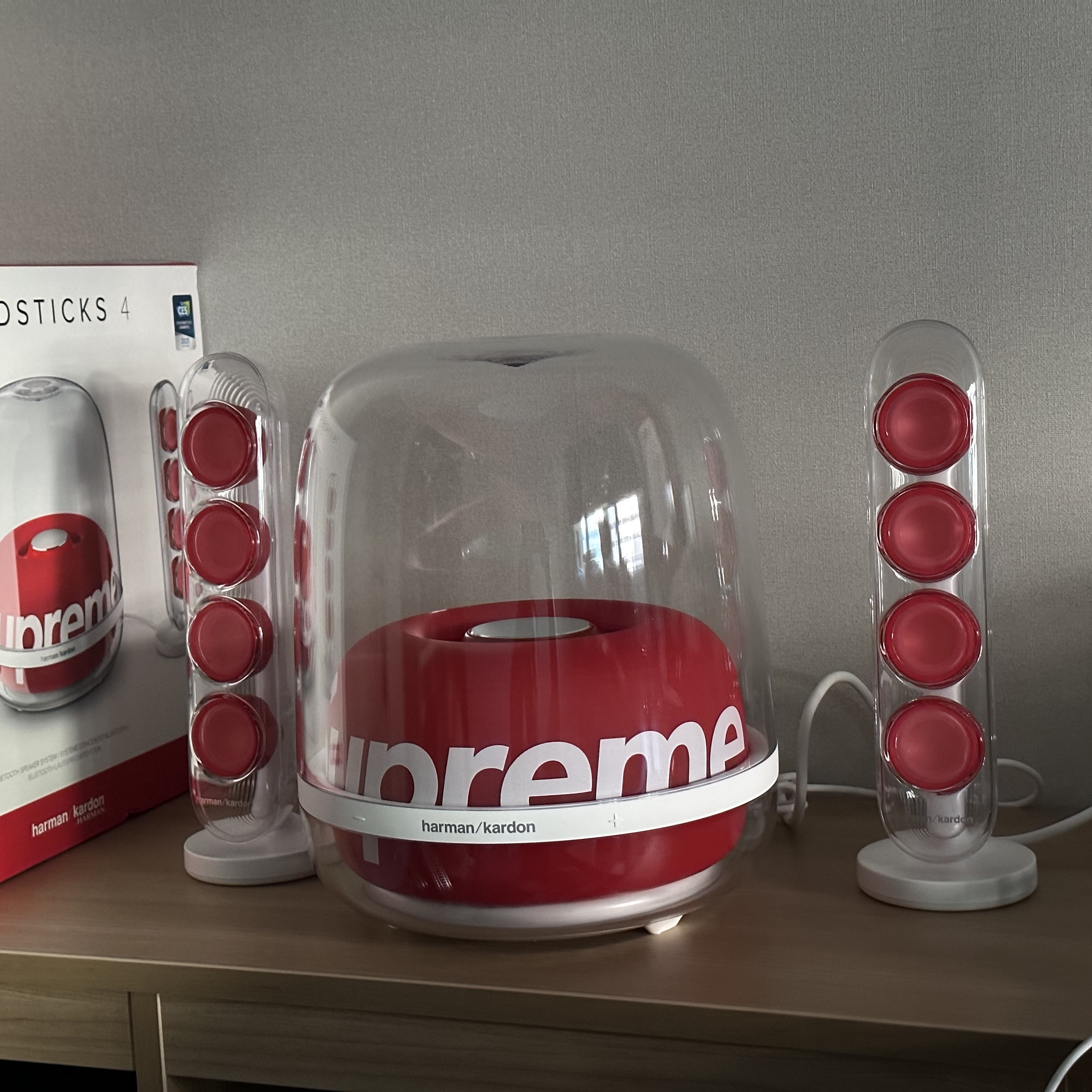 Supreme x Harman Kardon Soundsticks White (Korean Ver.) - 23FW 착용 스타일 - 3