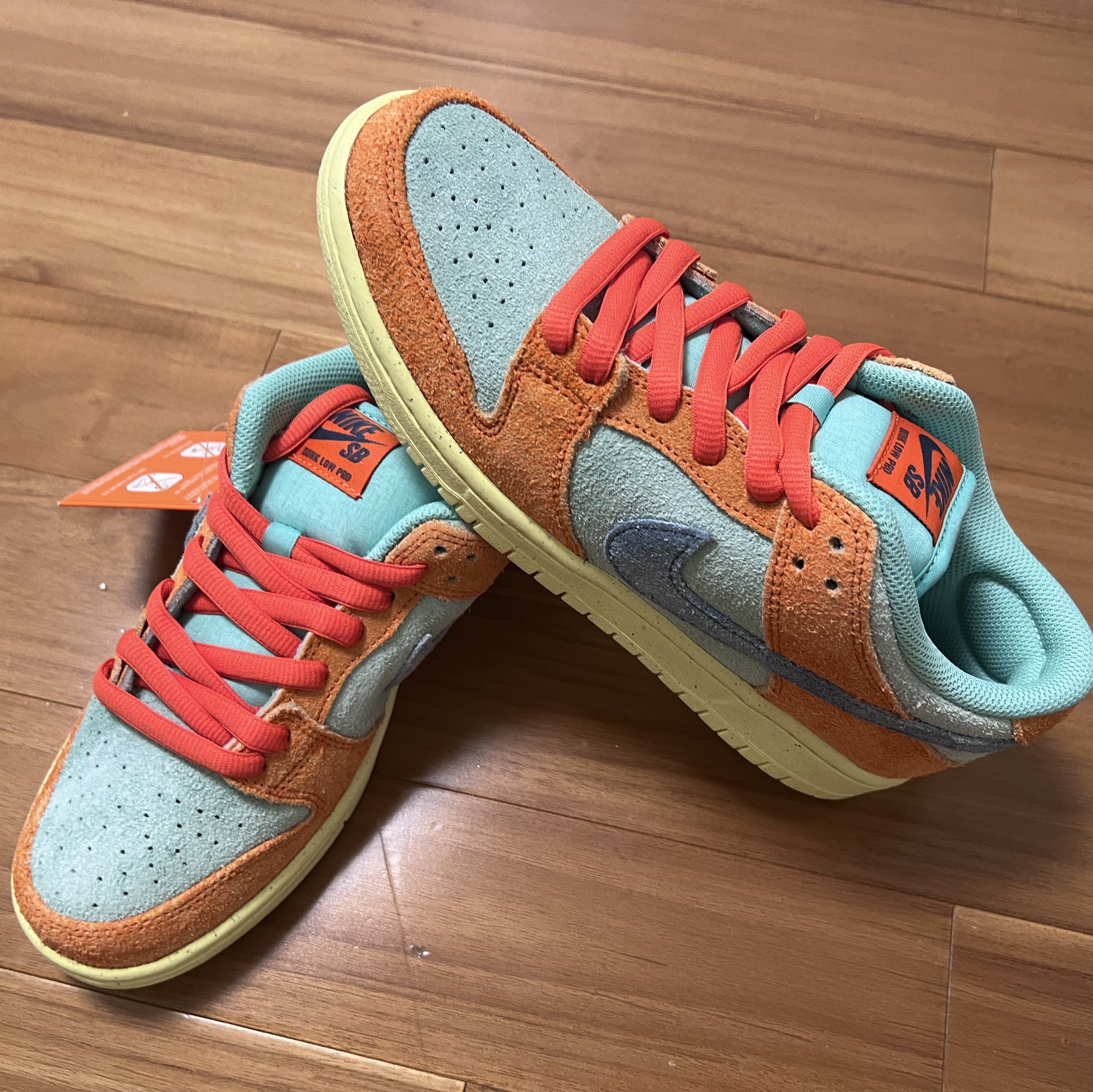 Nike SB Dunk Low Pro Premium Orange and Emerald Rise 착용 스타일