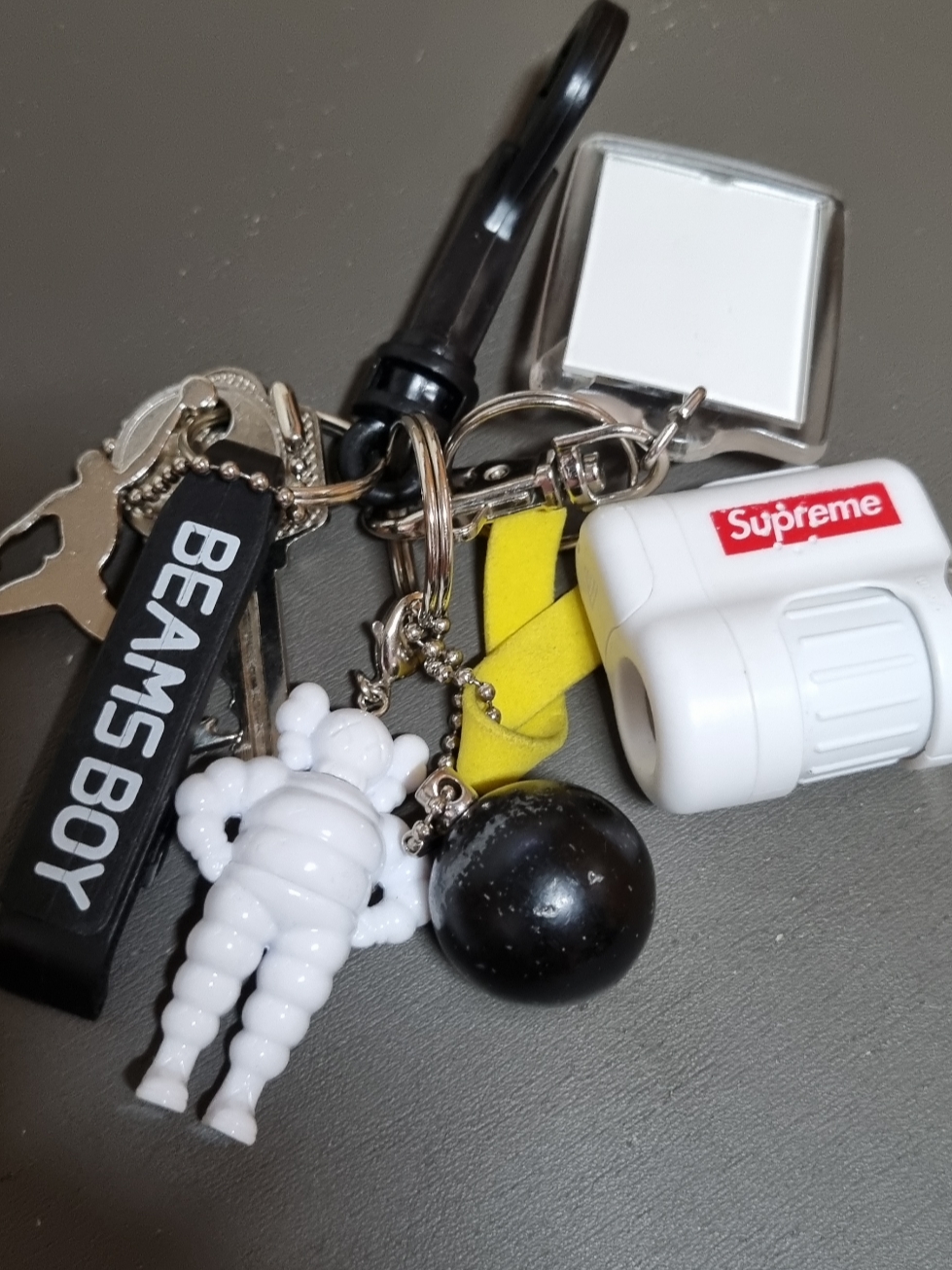 Kaws Tokyo First Chum Keychain White, Supreme x Raymay Pocket Microscope Keychain White - 23SS 착용 스타일