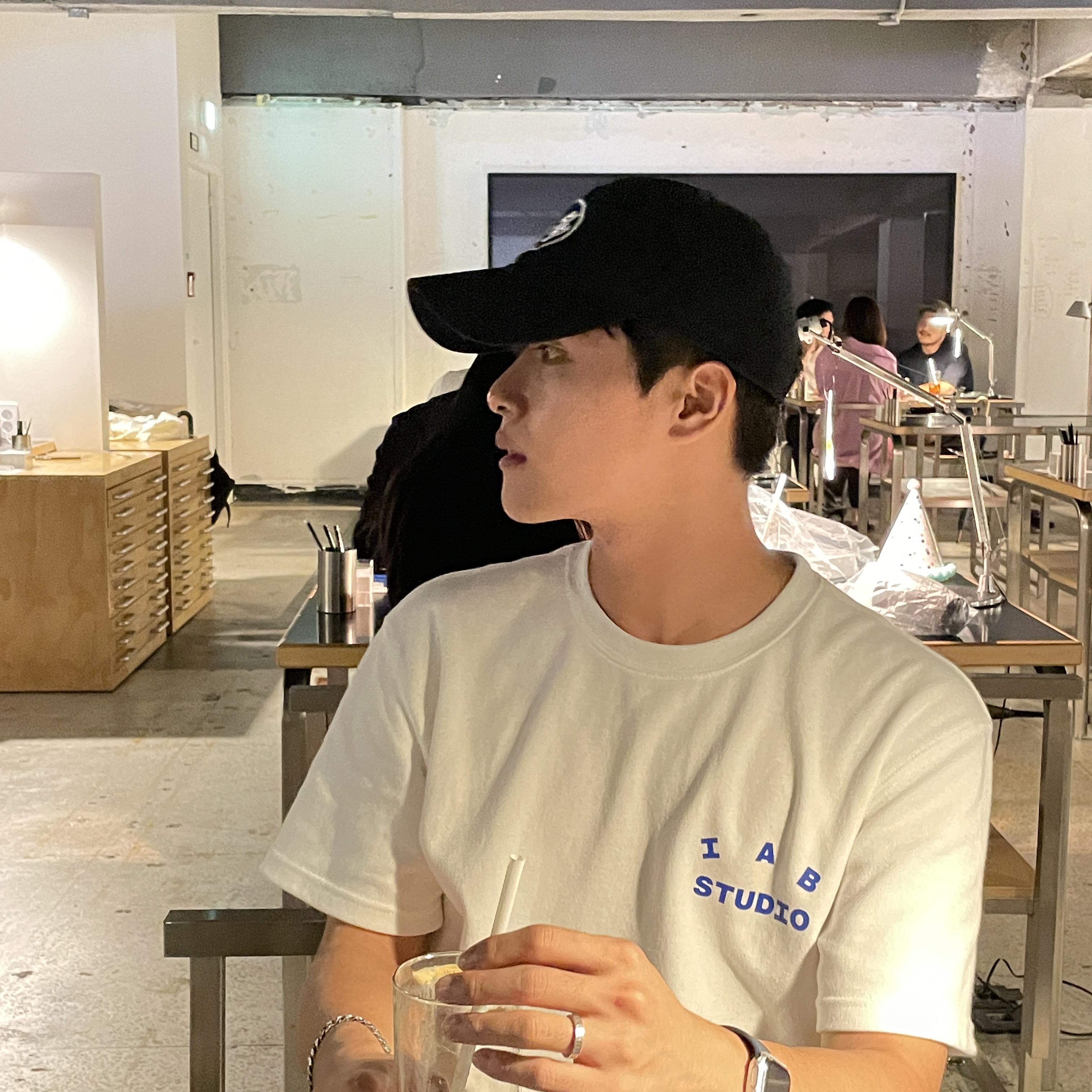 IAB Studio 10th Anniversary T-Shirts Pack White & Black (2 Pack), Dada Glow Logo Cap Black 착용 스타일