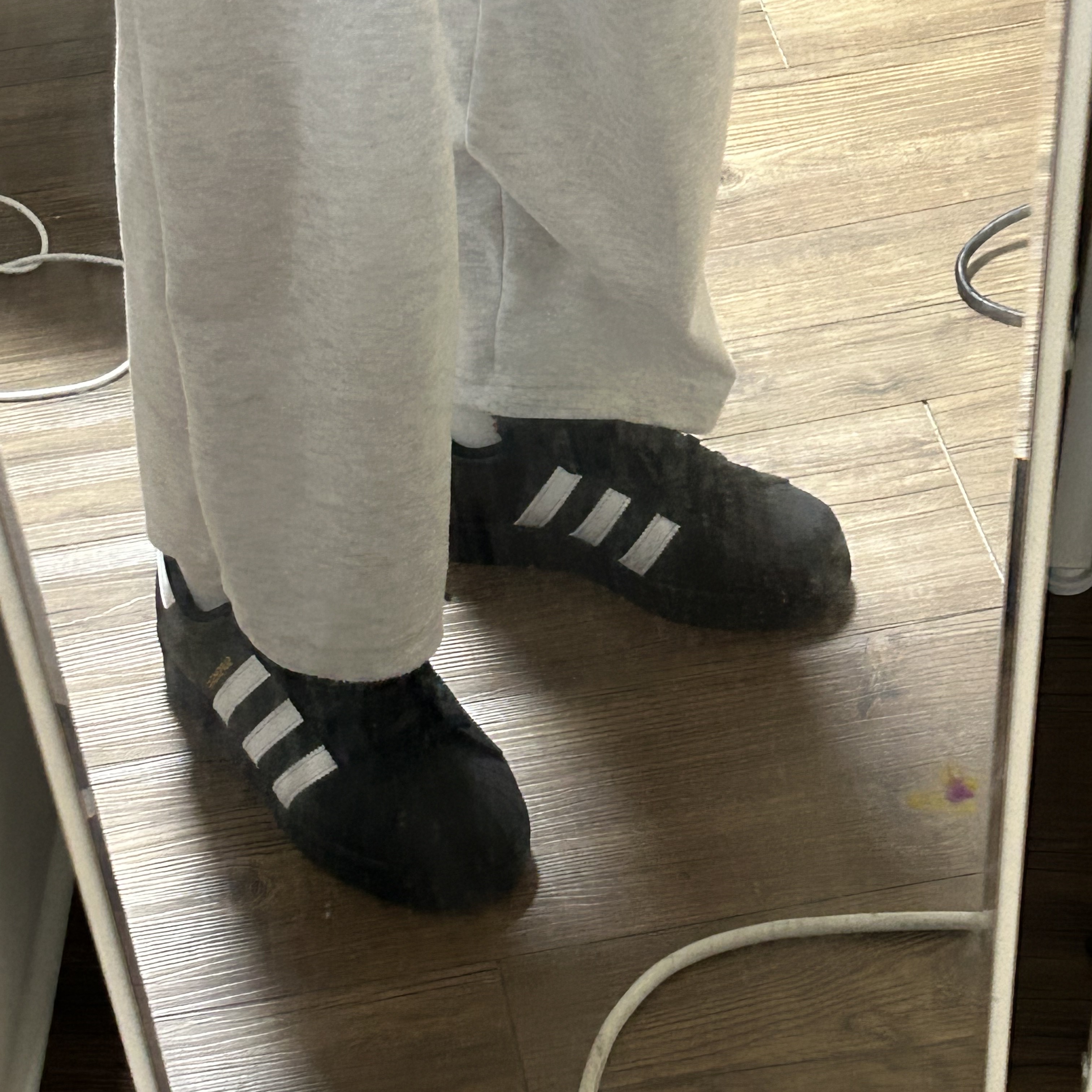 Adidas Superstar Core Black White 착용 스타일 - 2