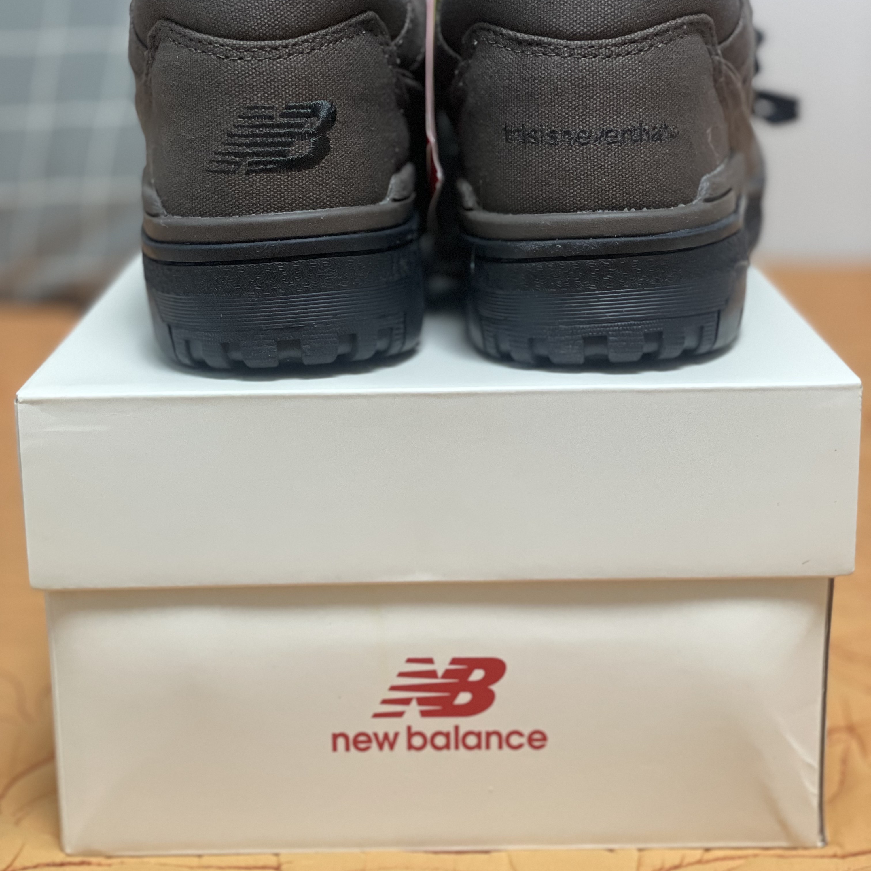 New Balance x Thisisneverthat 550 Brown Black 착용 스타일 - 4