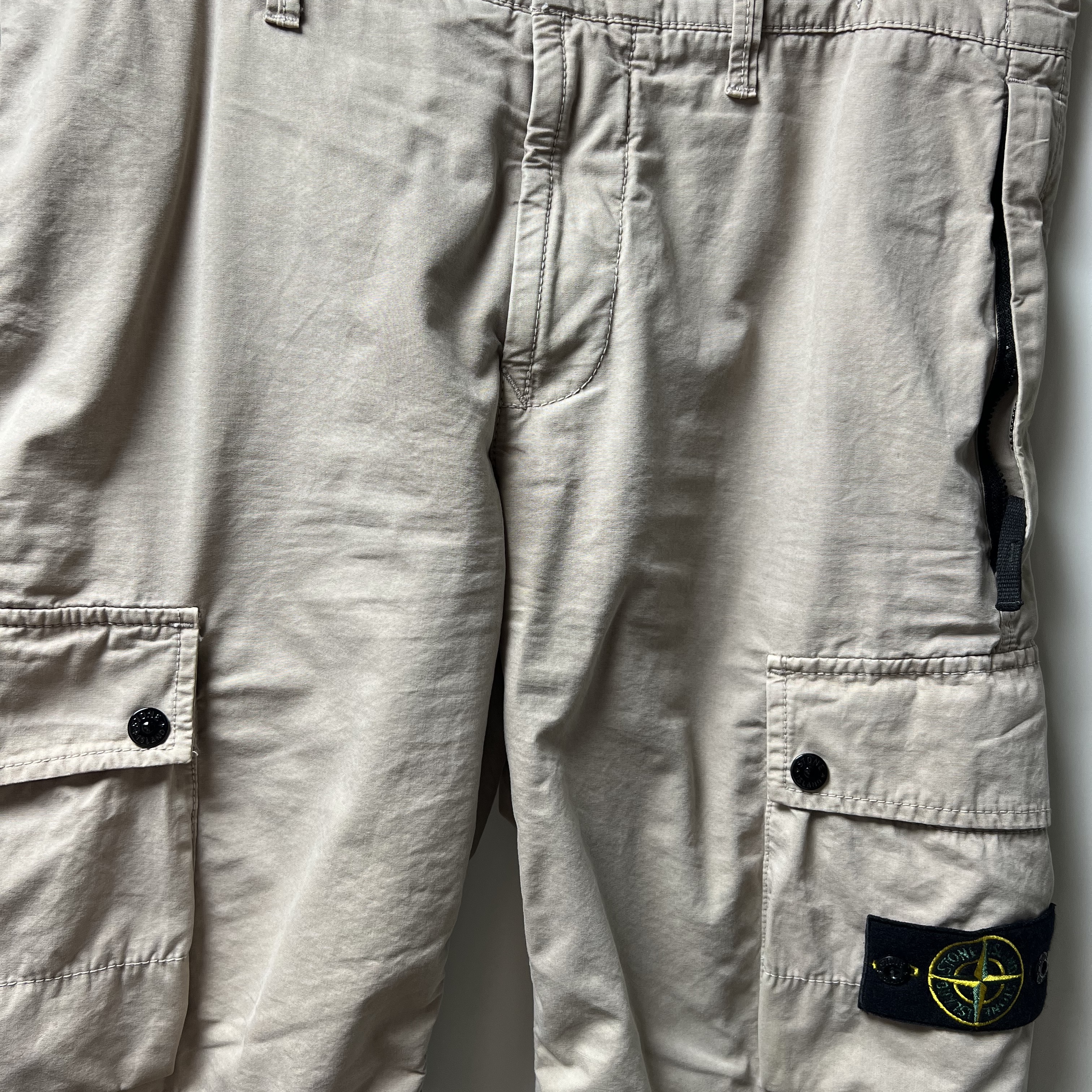 Stone Island L11WA Brushed Cotton Canvas Garment Dyed Bermuda Shorts Dove Grey - 23SS 착용 스타일