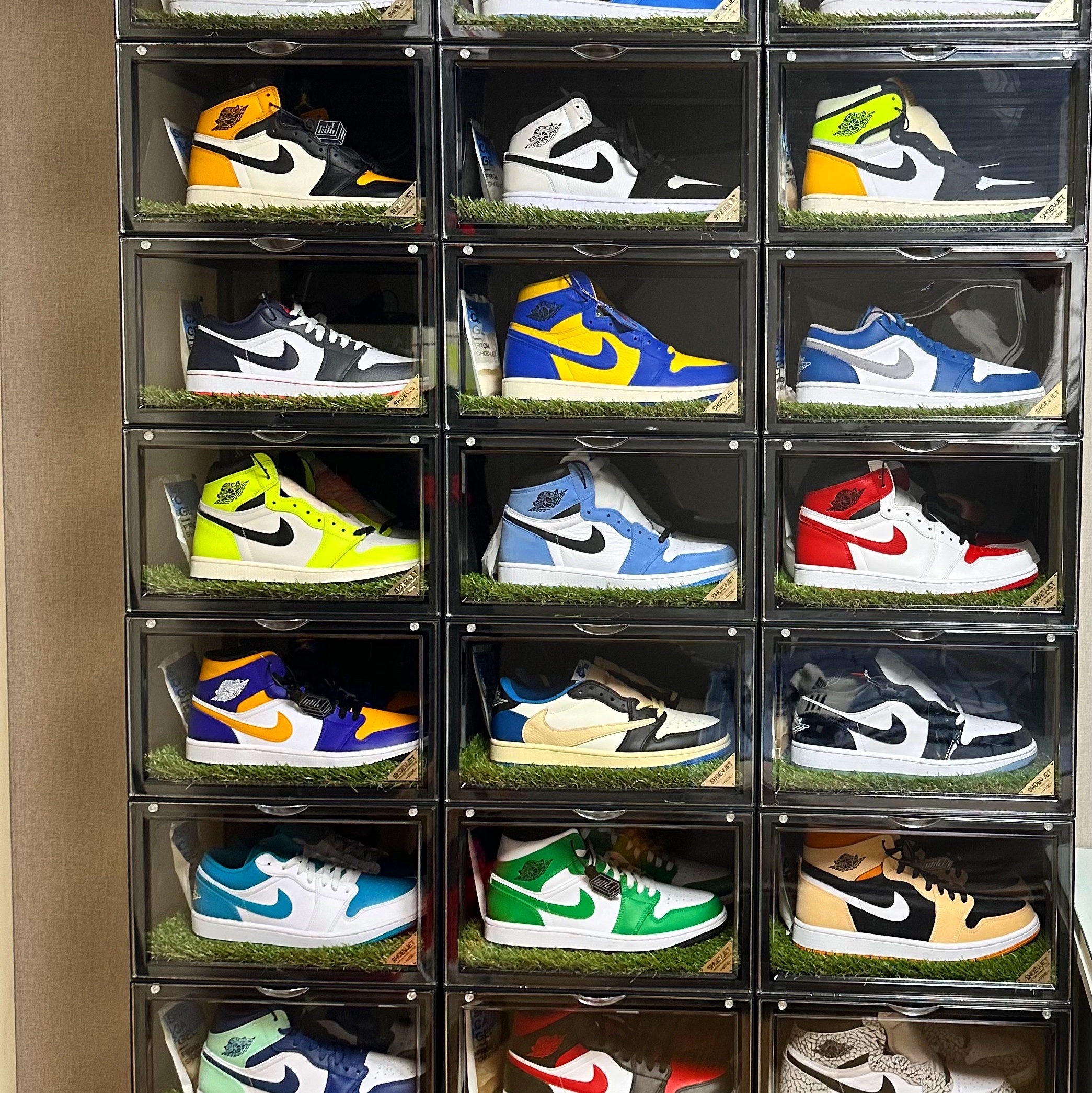 Jordan 1 Retro High OG Taxi, (W) Jordan 1 Retro High OG Game Royal and Varsity Maize 착용 스타일