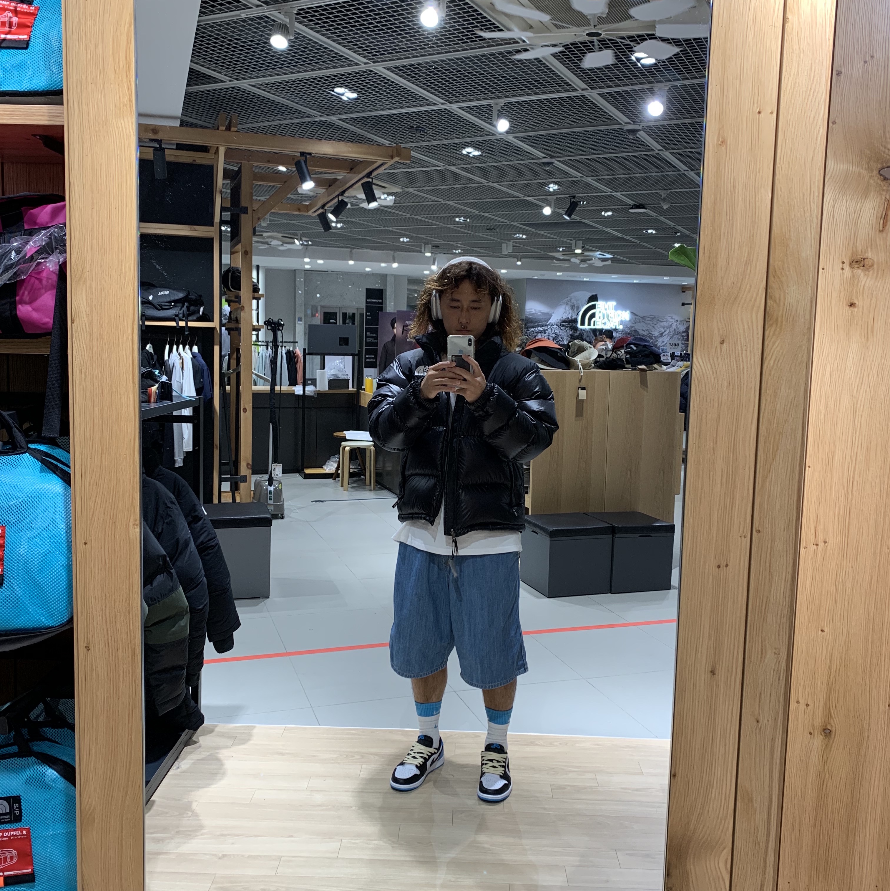 Jordan 1 Retro Low OG Black and Dark Powder Blue, Apple AirPods Max Lightning Silver (Korean Ver.) 착용 스타일