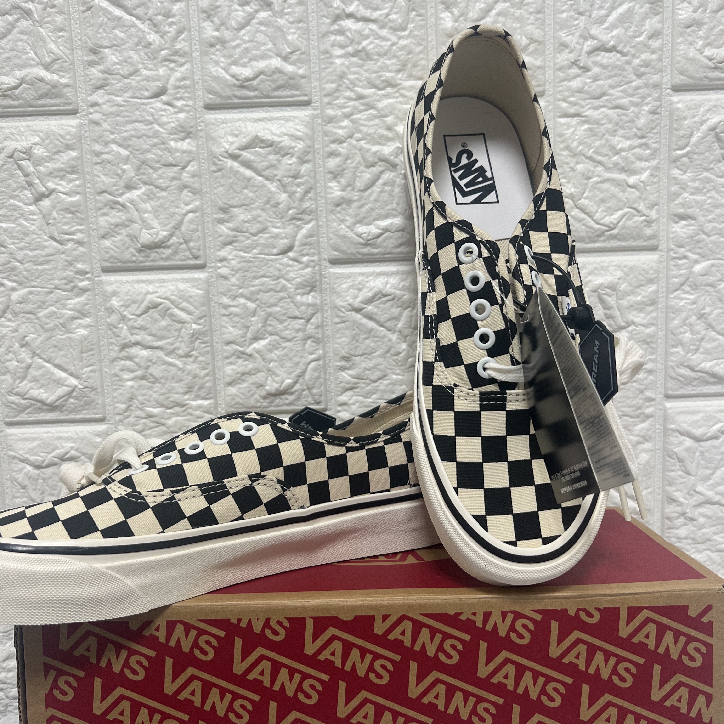 Vans Authentic 44 DX Anaheim Factory Black 착용 스타일