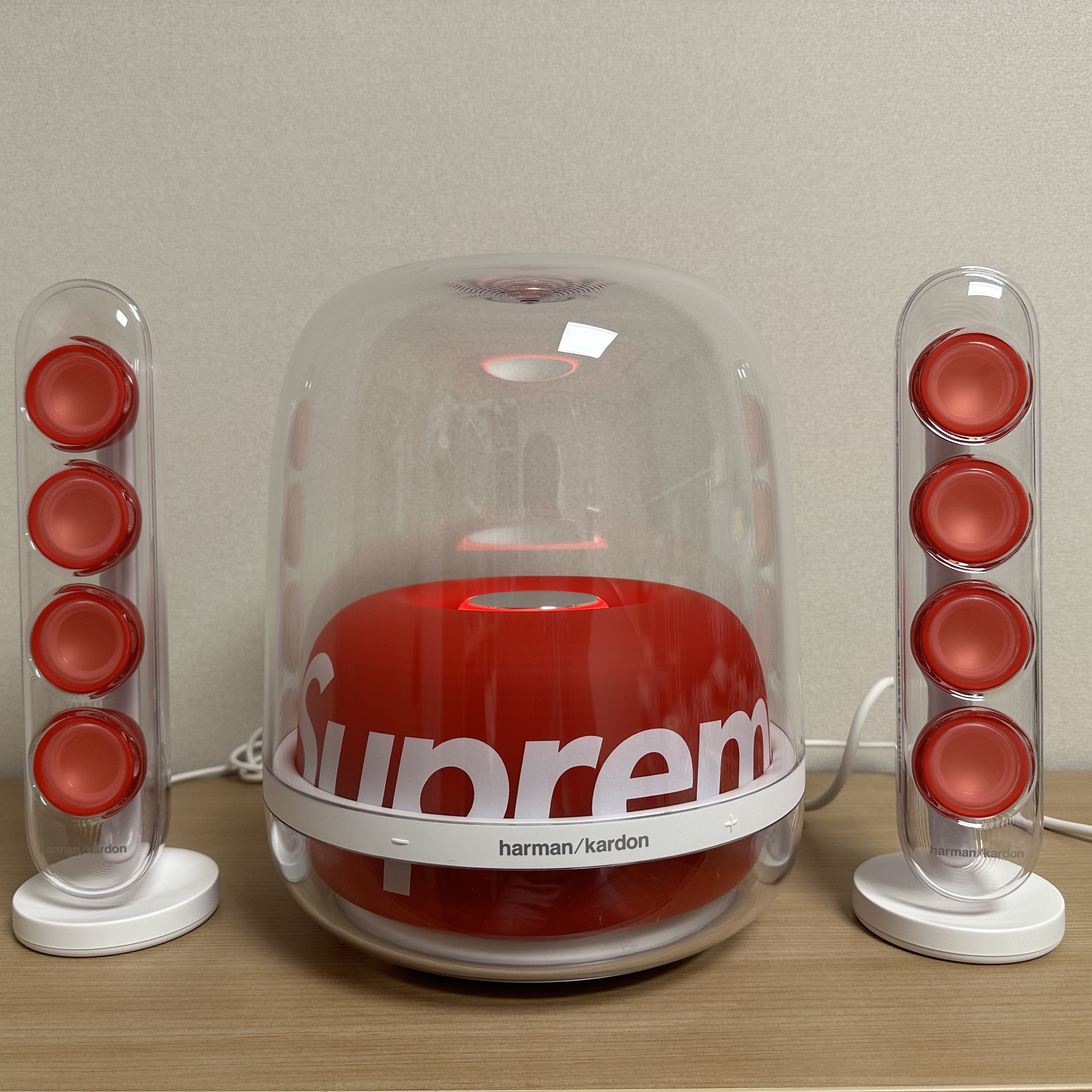 Supreme x Harman Kardon Soundsticks White (Korean Ver.) - 23FW 착용 스타일 - 1