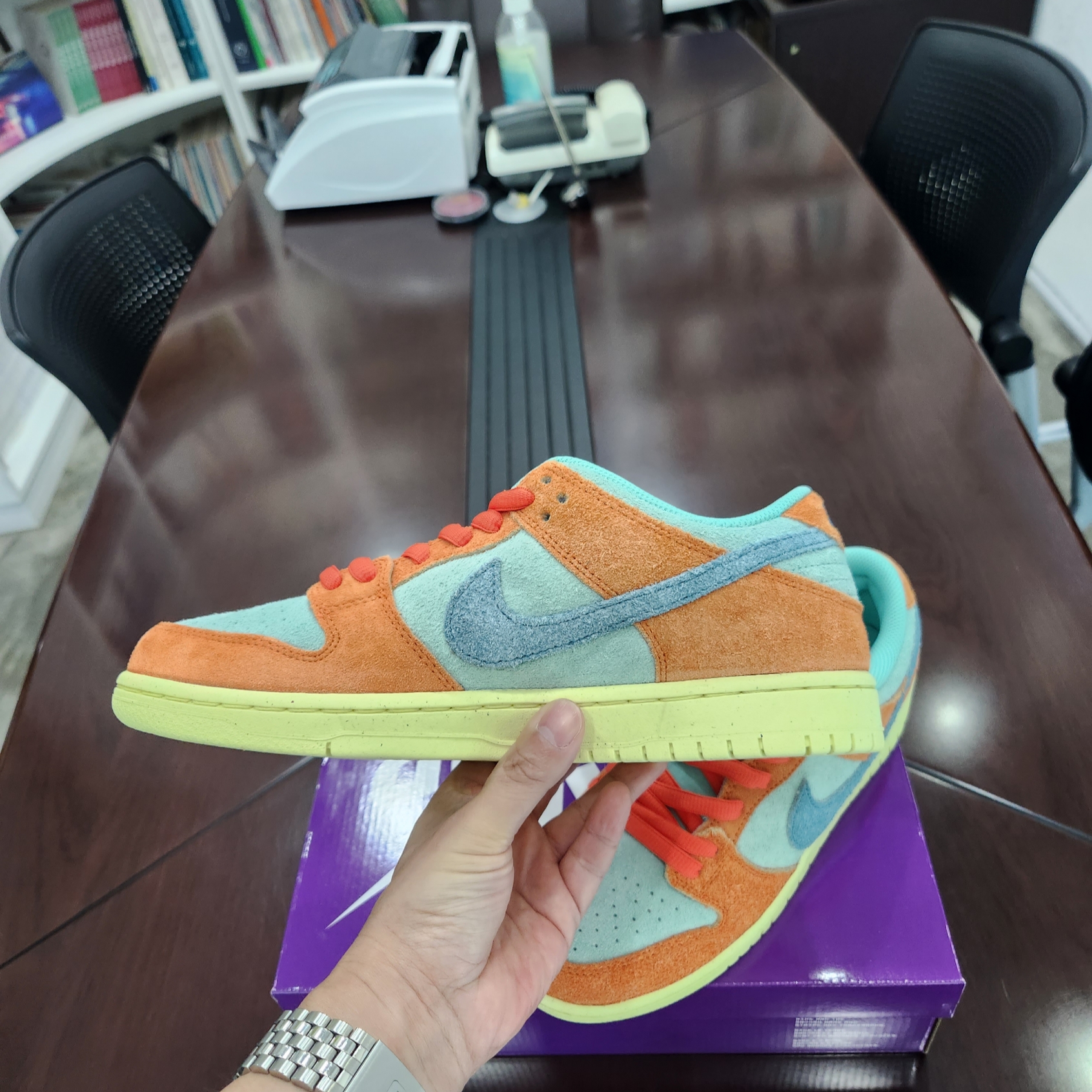 Nike SB Dunk Low Pro Premium Orange and Emerald Rise 착용 스타일 - 3