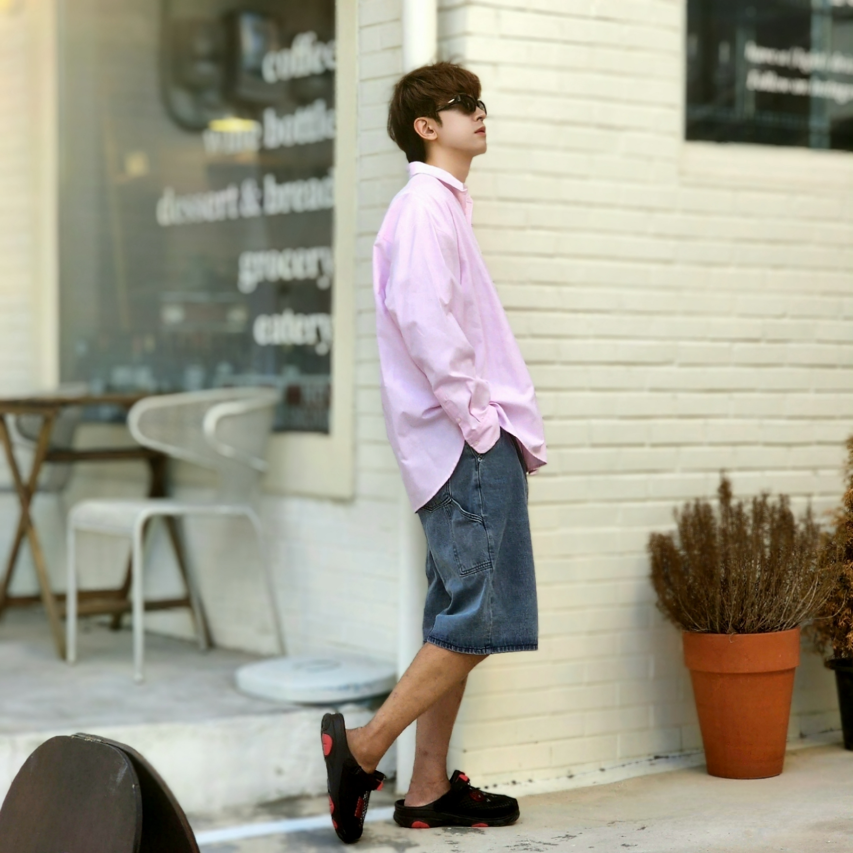 Crocs x Staple Classic All Terrain Clog Black 착용 스타일 - 5