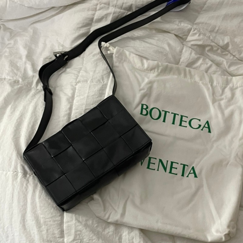 Bottega Veneta Leather Cassette Black 착용 스타일