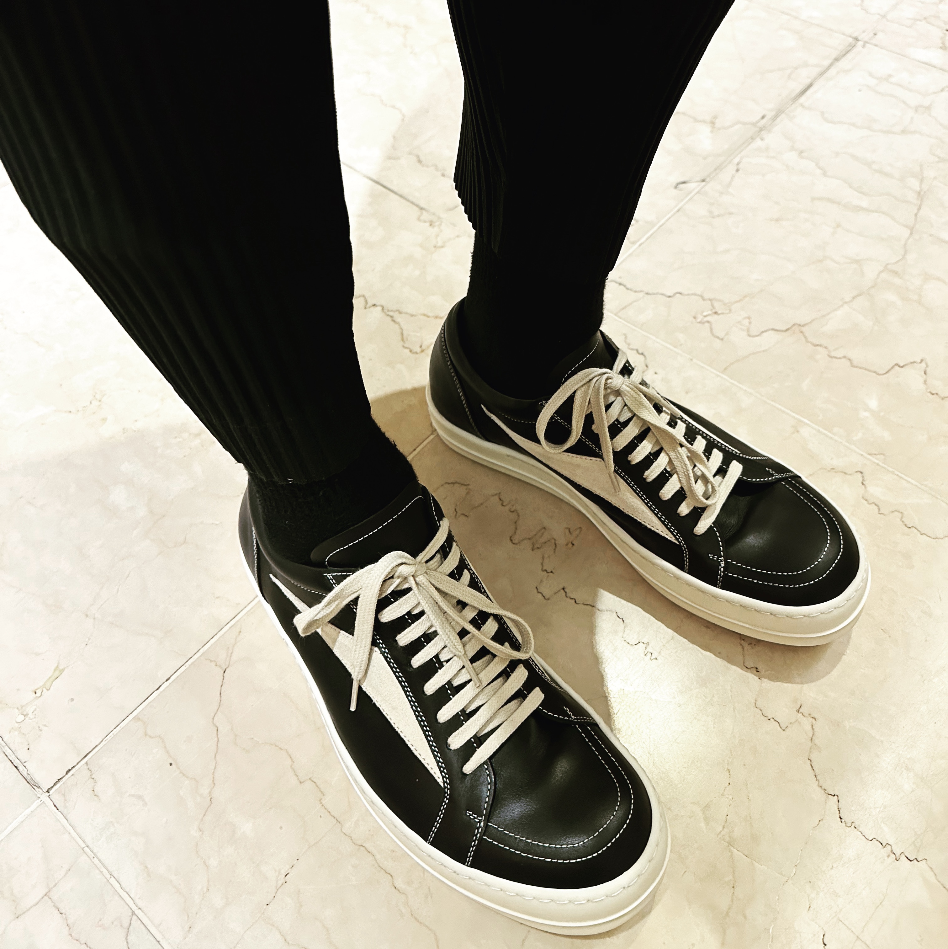 Rick Owens Luxor Vintage Sneakers Black Milk 착용 스타일