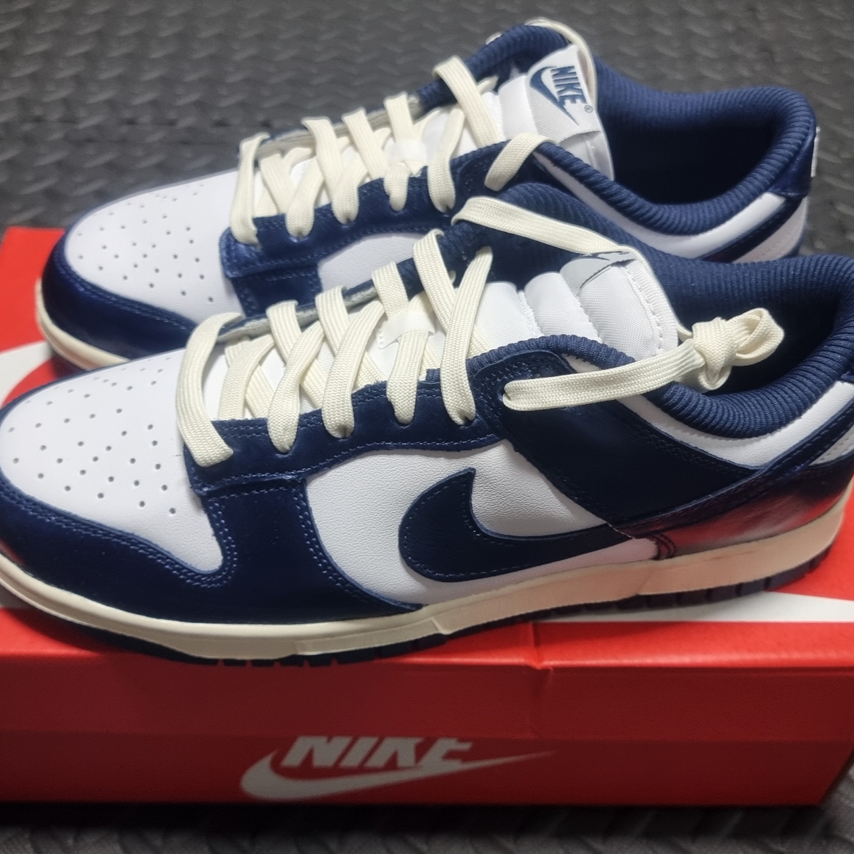 (W) Nike Dunk Low PRM Midnight Navy and White 착용 스타일