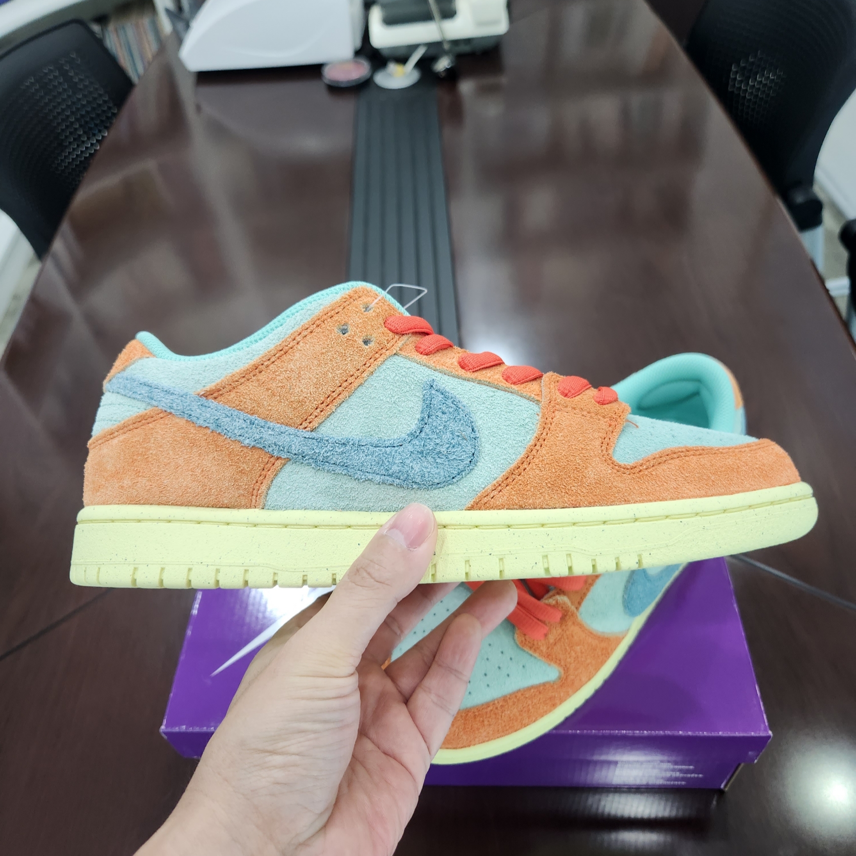Nike SB Dunk Low Pro Premium Orange and Emerald Rise 착용 스타일 - 5