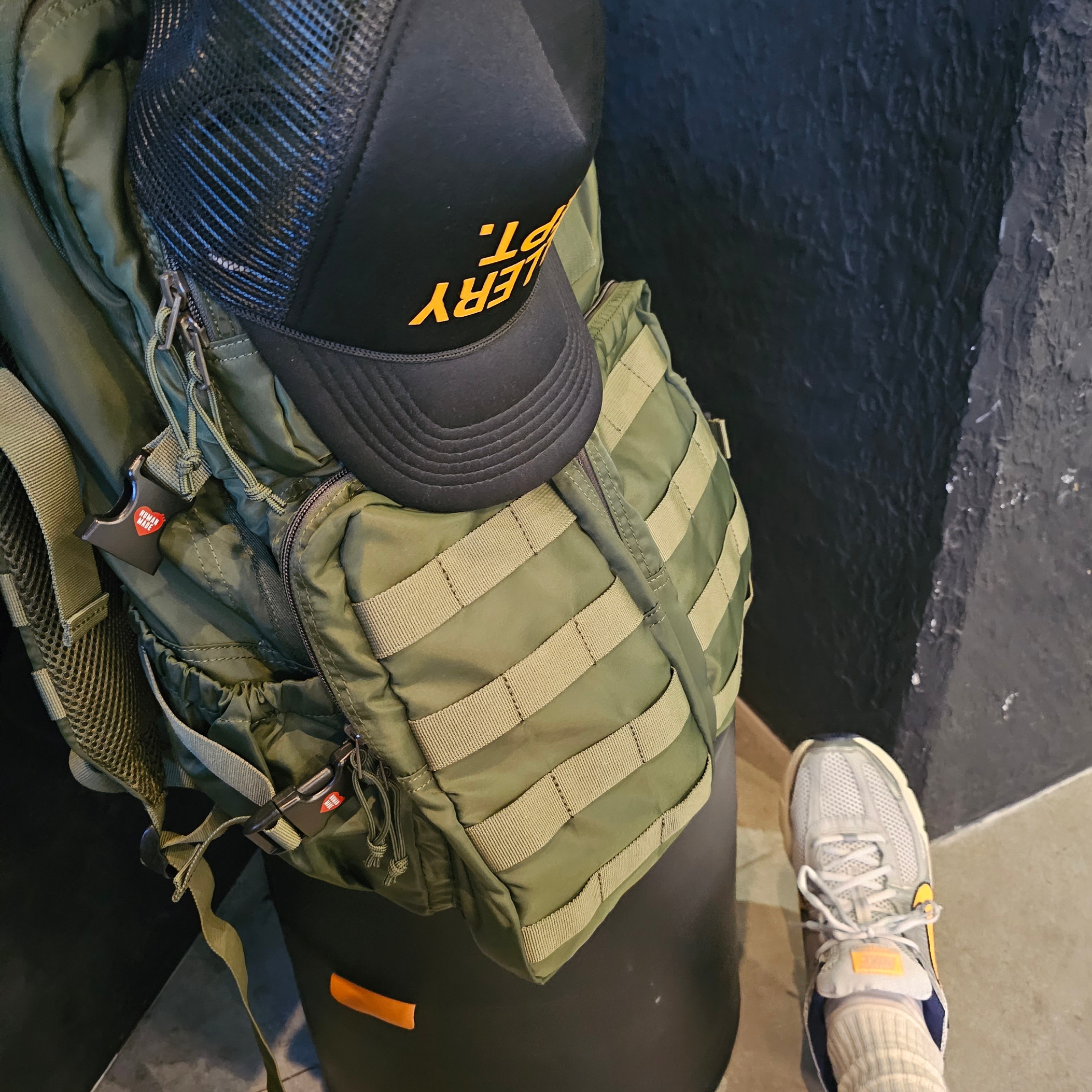 Nike Zoom Vomero 5 Pure Platinum and Laser Orange, Human Made Military Backpack Olive Drab 착용 스타일