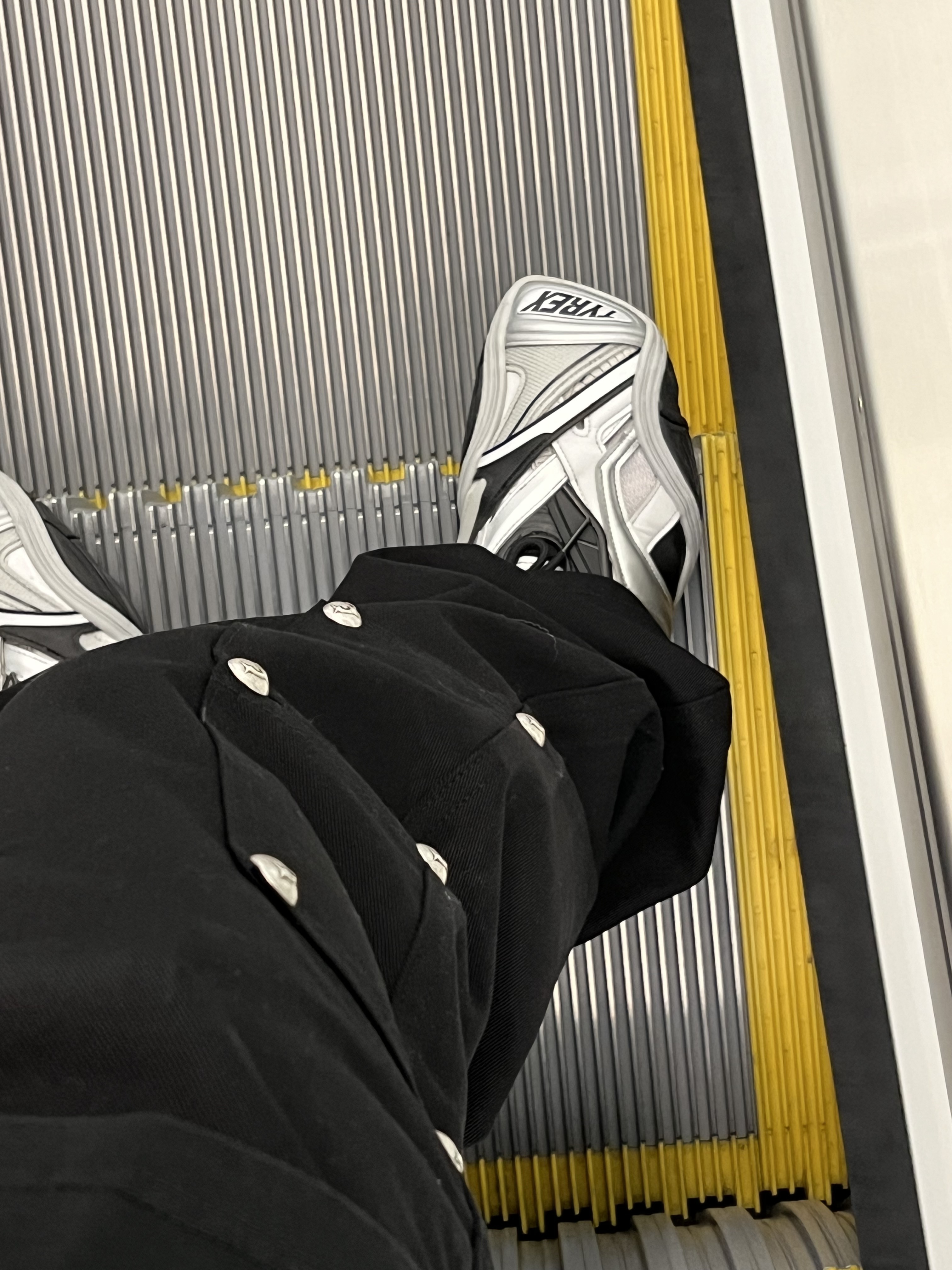 Balenciaga Tyrex Sneakers Black Grey 착용 스타일 - 5