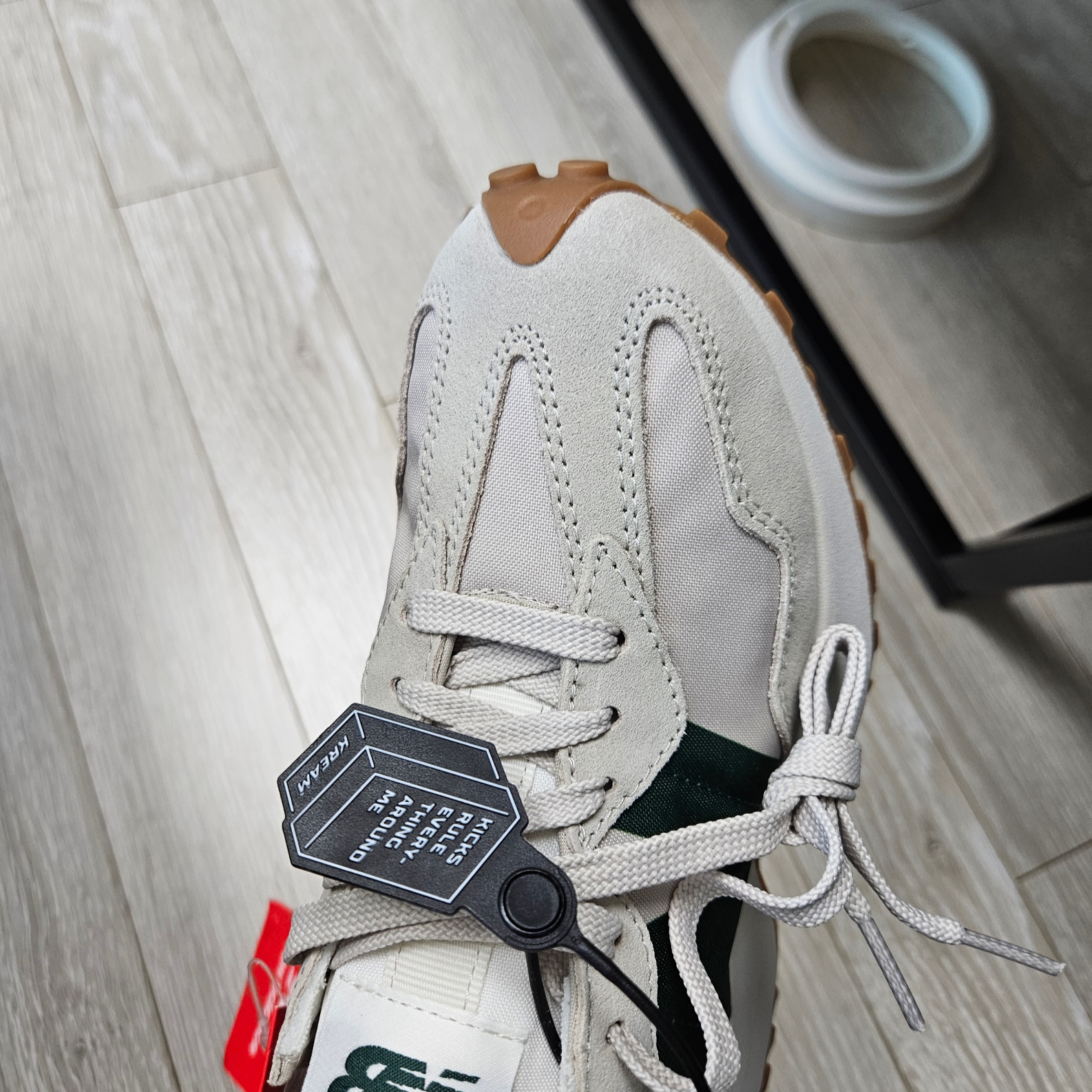 New Balance 327 Timberwolf 착용 스타일 - 1