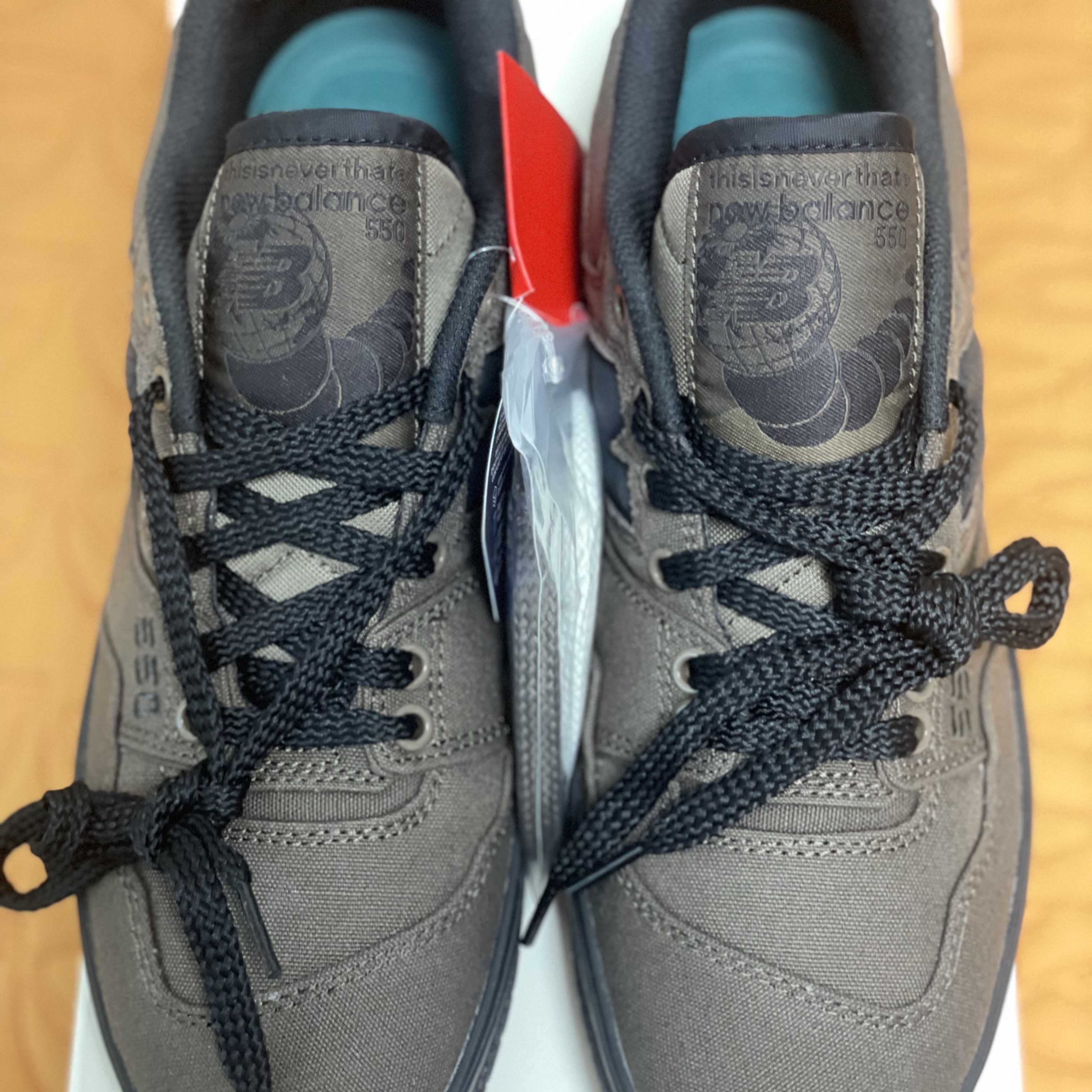 New Balance x Thisisneverthat 550 Brown Black 착용 스타일 - 3