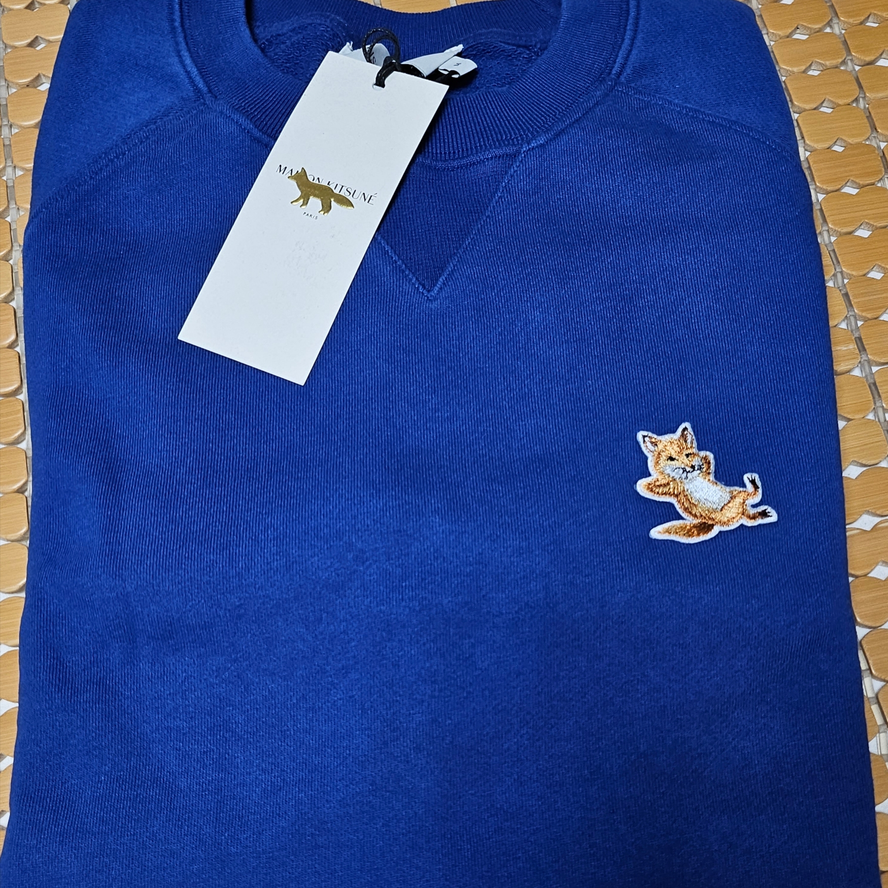 Maison Kitsune Chillax Fox Patch Classic Sweatshirt Deep Blue 착용 스타일