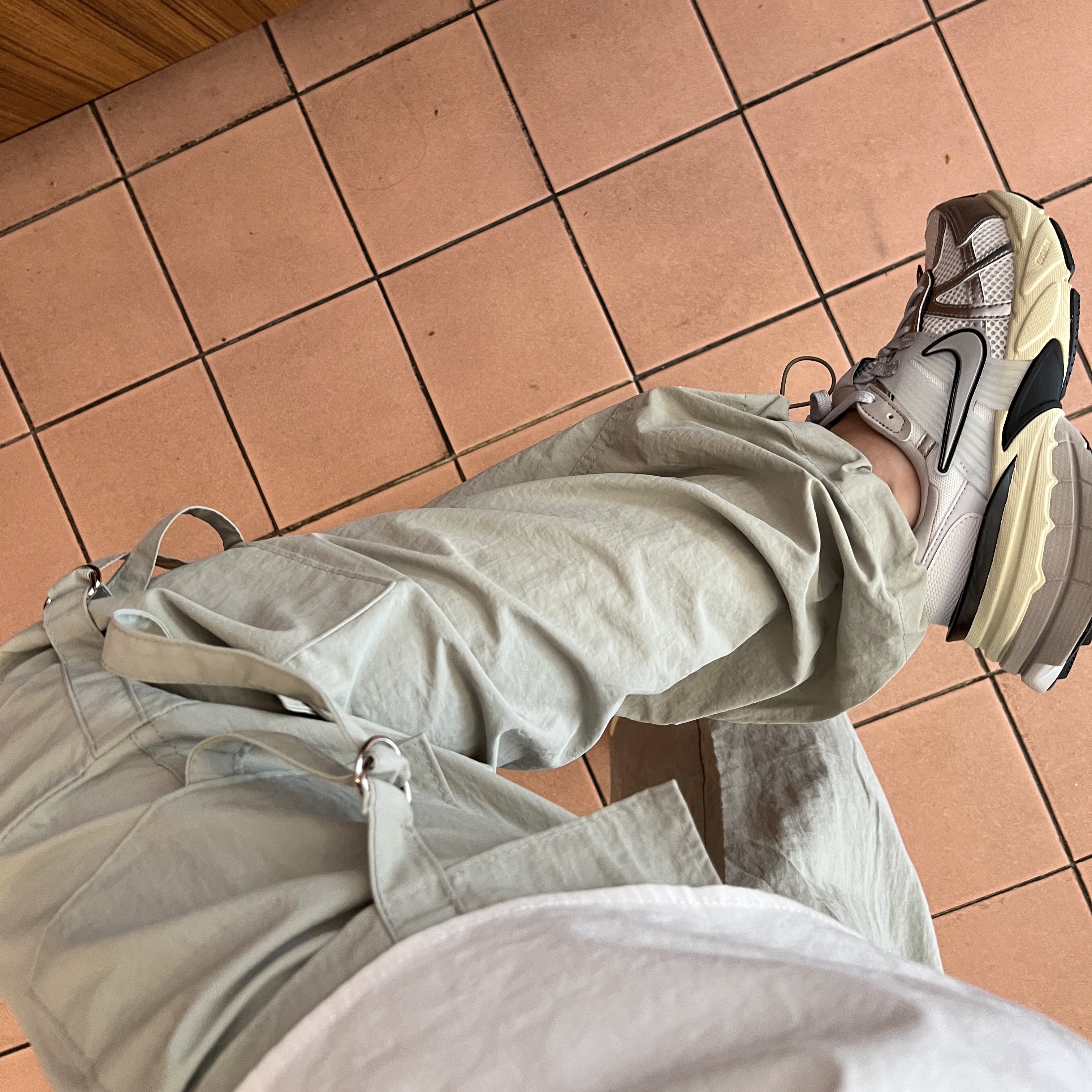 Nike V2K Run Summit White Metallic Silver, Prada Re-Edition 2005 Re-Nylon Mini Hobo Bag Black 착용 스타일 - 4