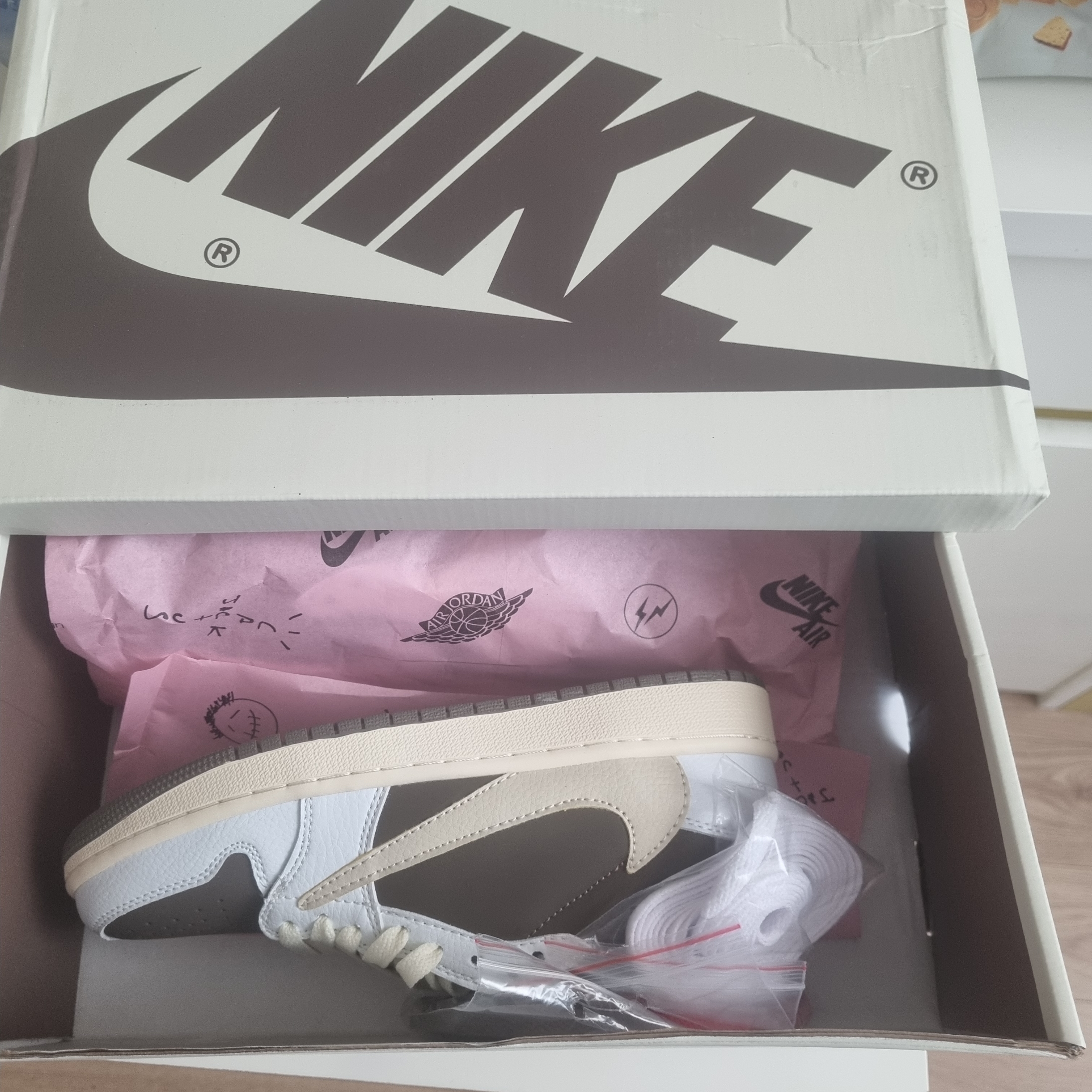 Jordan 1 x Travis Scott Retro Low OG SP Sail and Ridgerock 착용 스타일