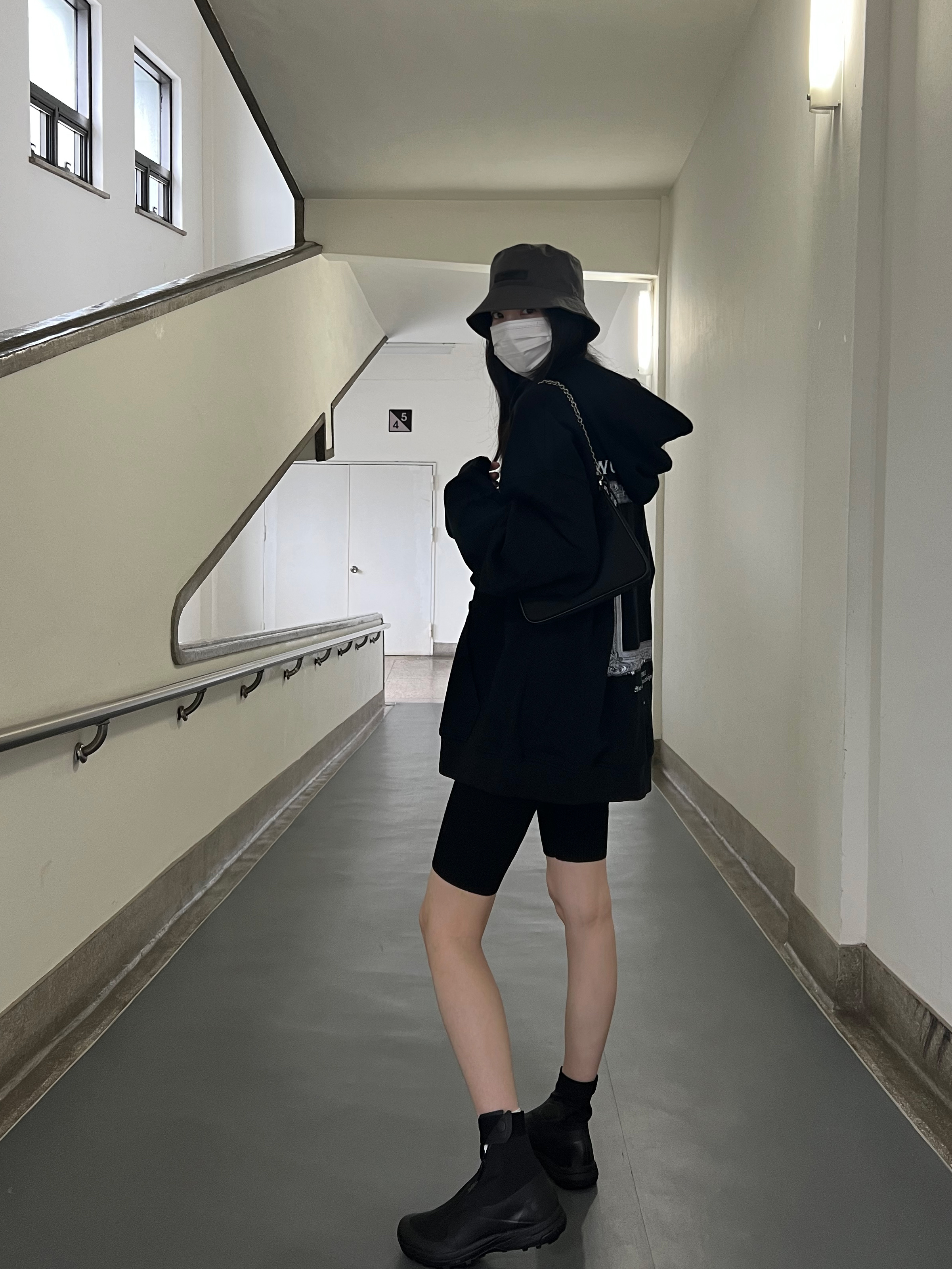 Wooyoungmi Frame Back Logo Hooded Sweatshirt Black - 23SS, Salomon XA-Alpine 2 Black 착용 스타일 - 1