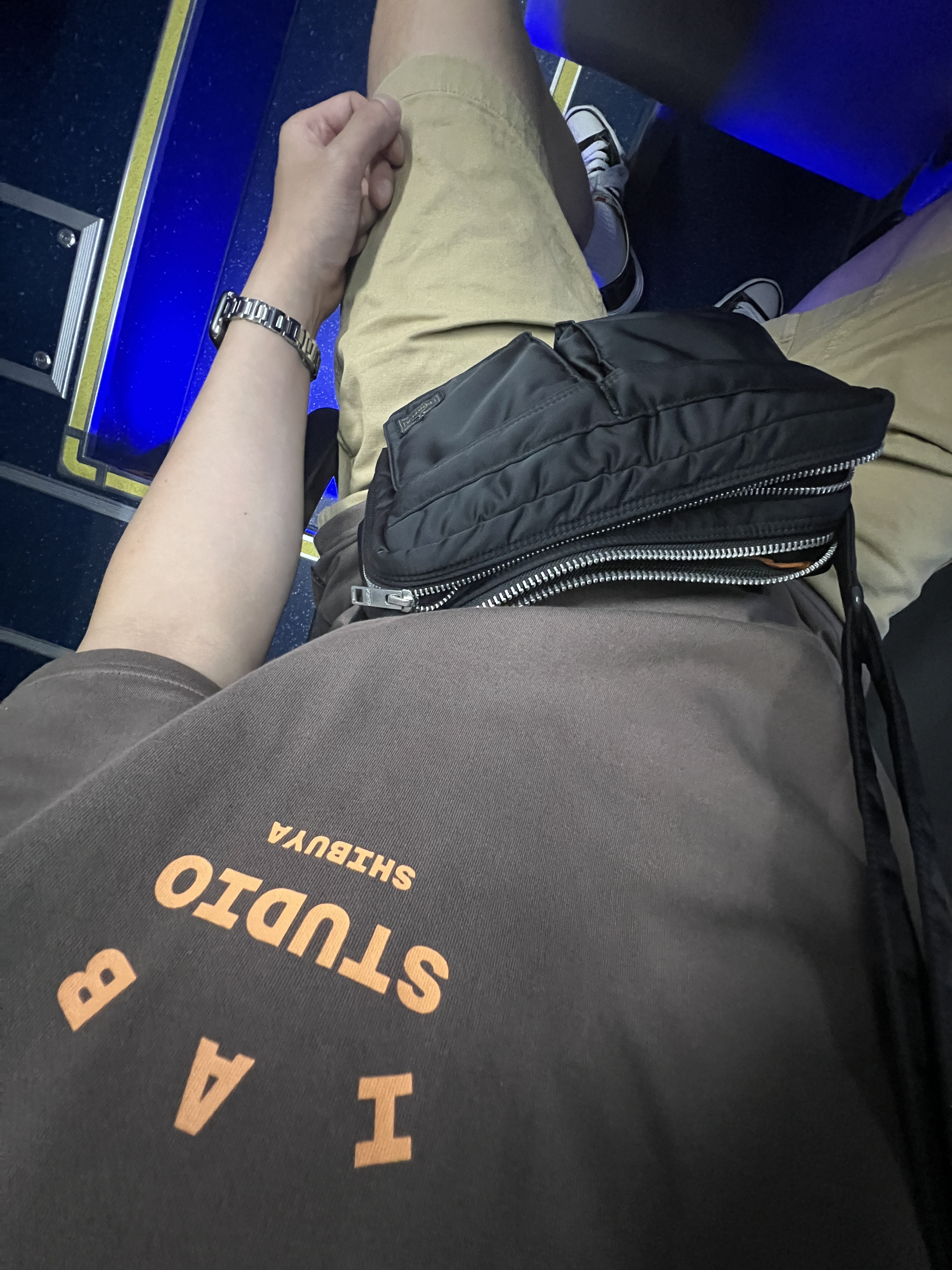 IAB Studio T-Shirt Choco - Shibuya Exclusive, Maison Mihara Yasuhiro Peterson OG Sole Canvas Low Sneakers Black 착용 스타일 - 2