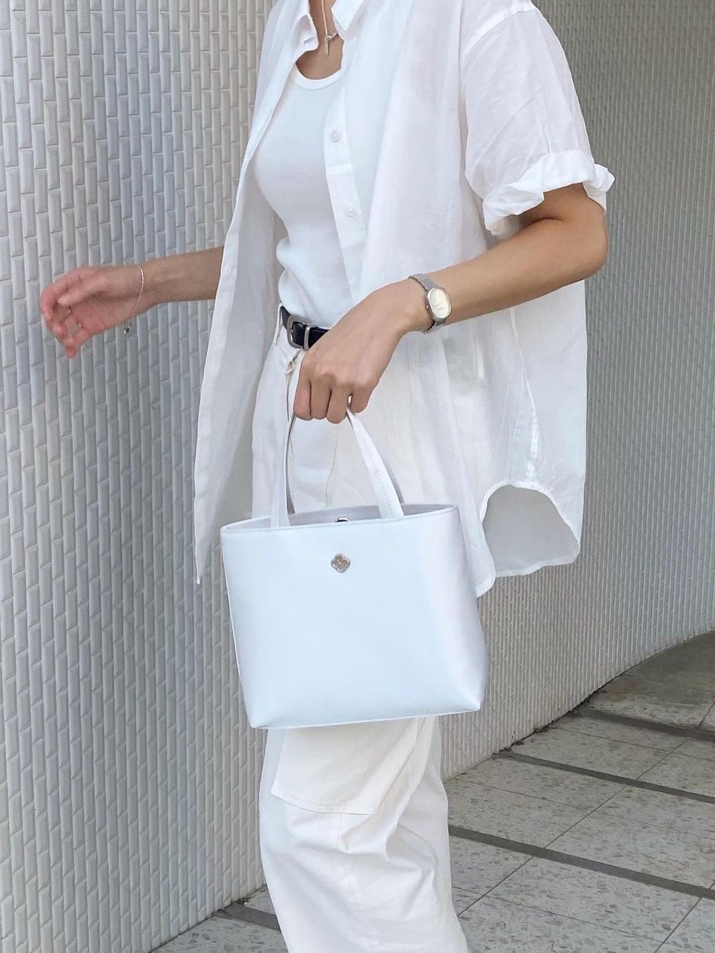 Heeari Women Mari Silk Tote Bag Silver 착용 스타일 - 2