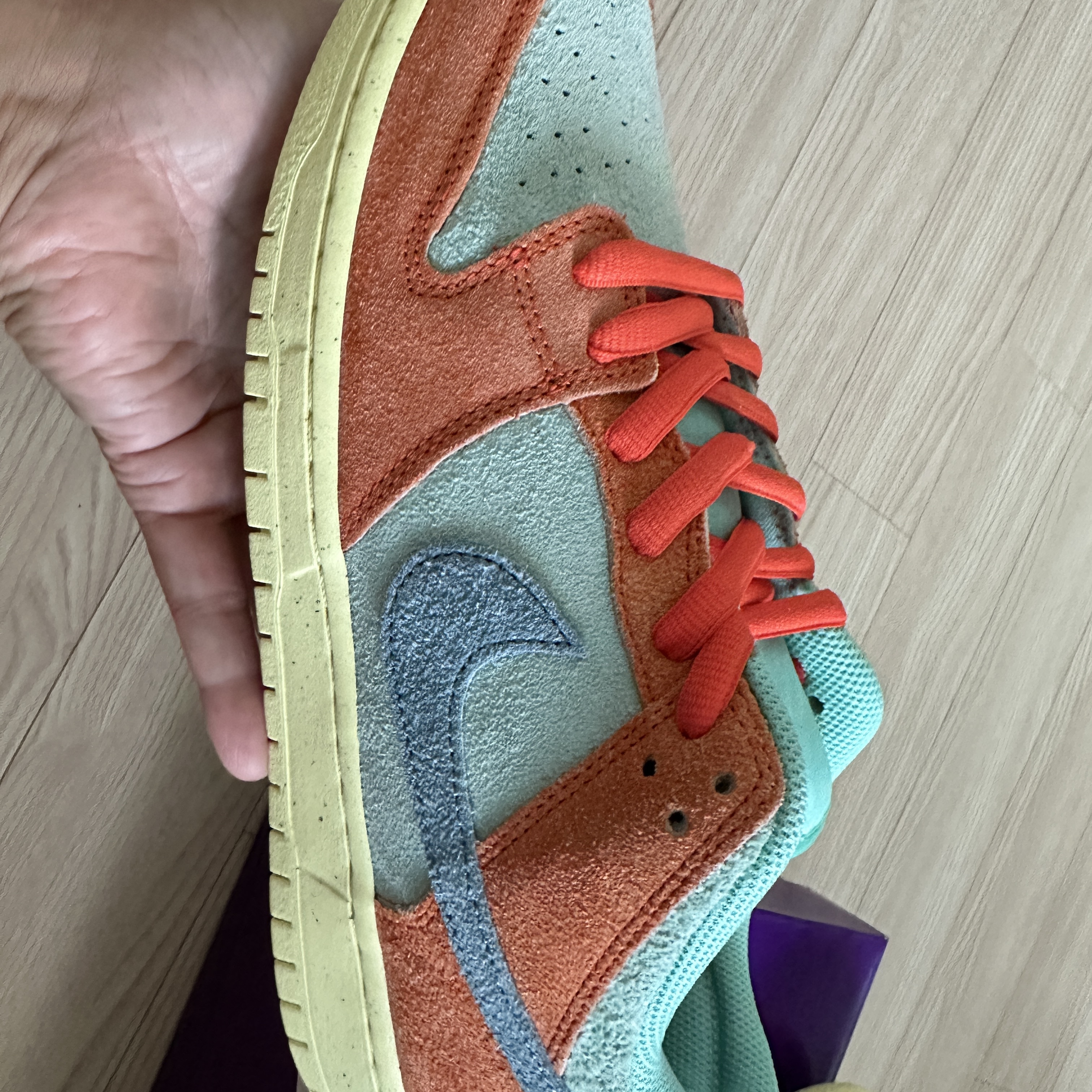 Nike SB Dunk Low Pro Premium Orange and Emerald Rise 착용 스타일 - 5