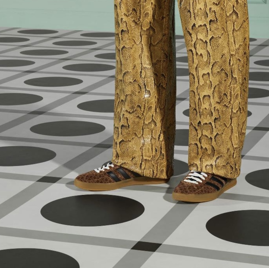 Gucci x Adidas Gazelle Sneakers Brown Black 착용 스타일