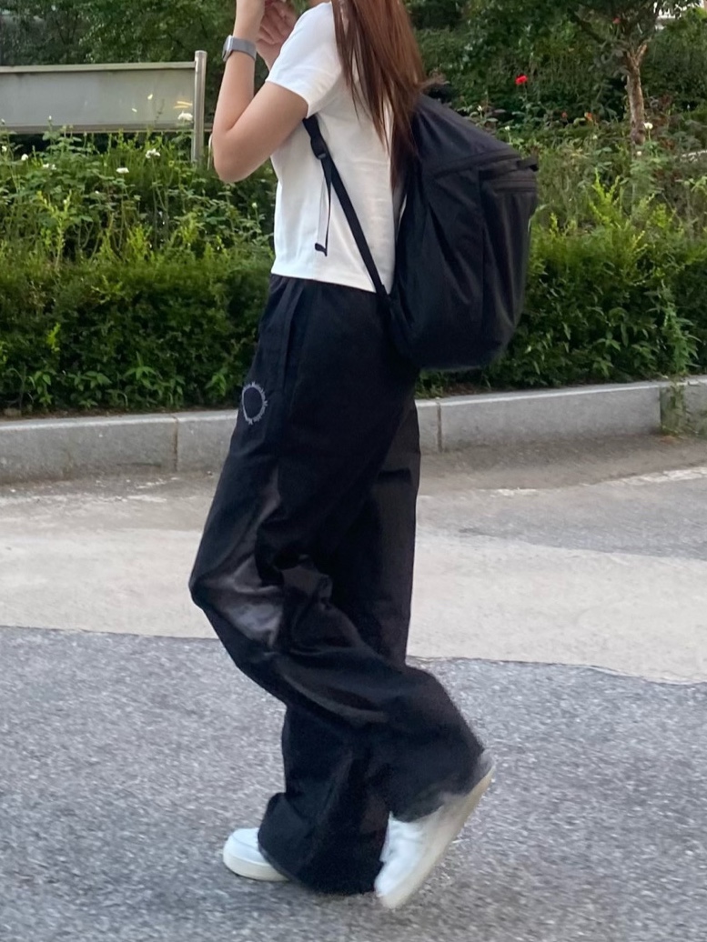 (W) Nike Air Force 1 '07 Low White, Arc'teryx Heliad 15 Backpack Black 착용 스타일 - 2