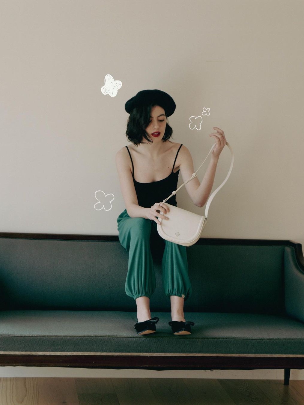 Heeari Women Dahlia Half Moon Bag Ivory, Heeari Women Dahlia Half Moon Bag Black 착용 스타일