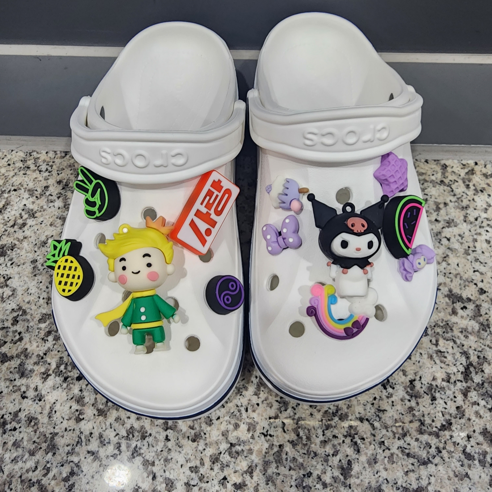 Crocs Bayaband Clog White Navy 착용 스타일 - 1
