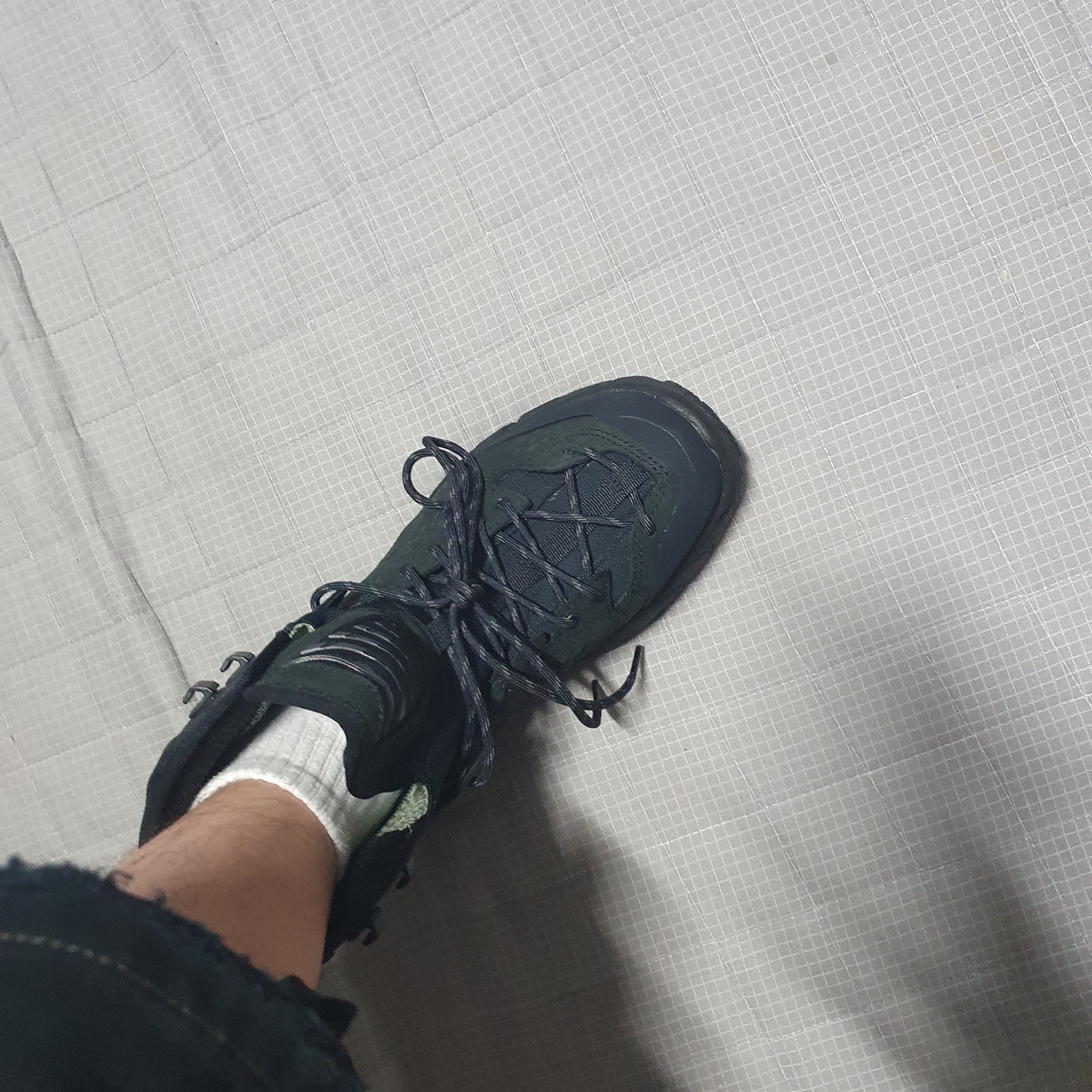 Hoka Tor Ultra High Black, Balenciaga x Adidas Large Baggy Trousers Black 착용 스타일 - 2