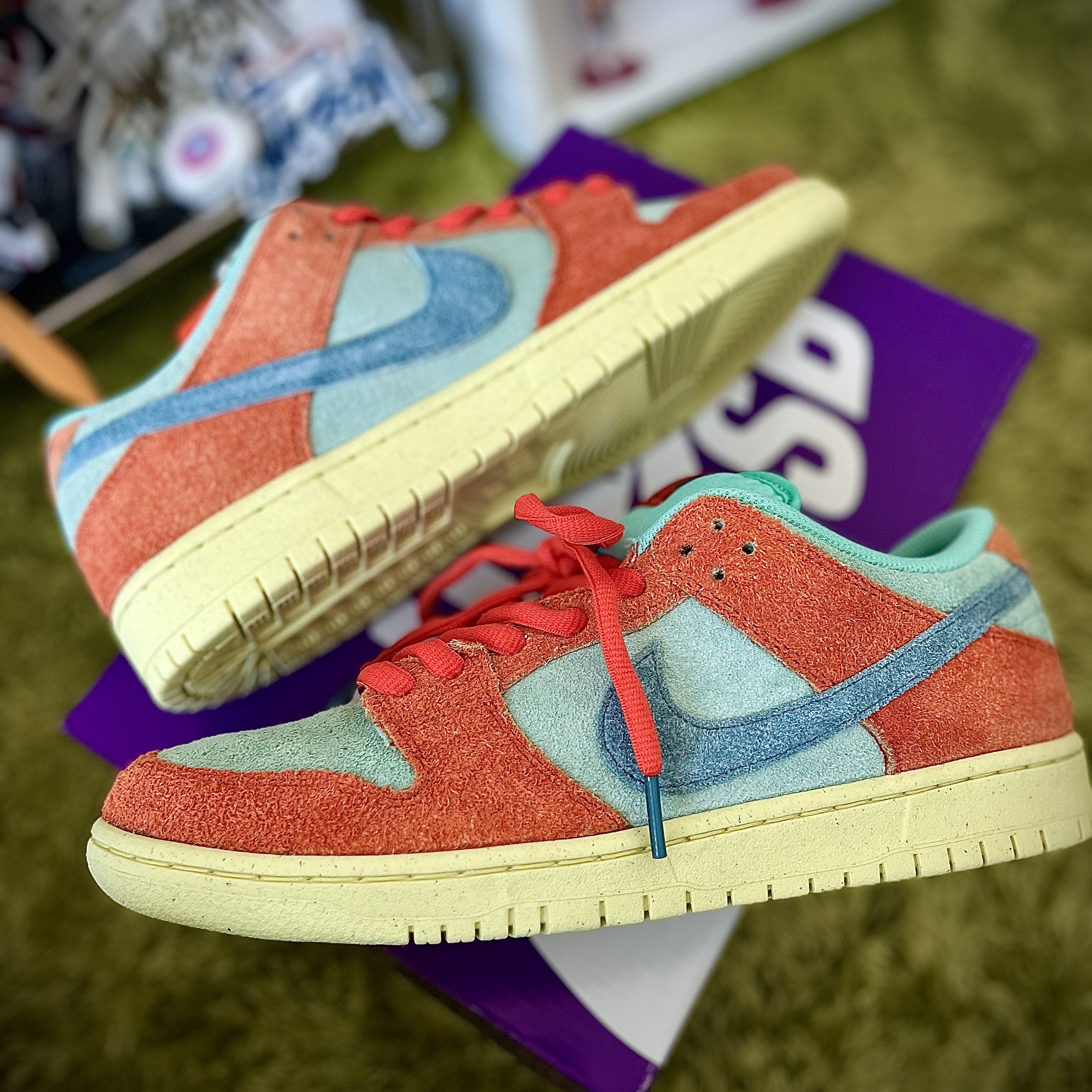 Nike SB Dunk Low Pro Premium Orange and Emerald Rise 착용 스타일