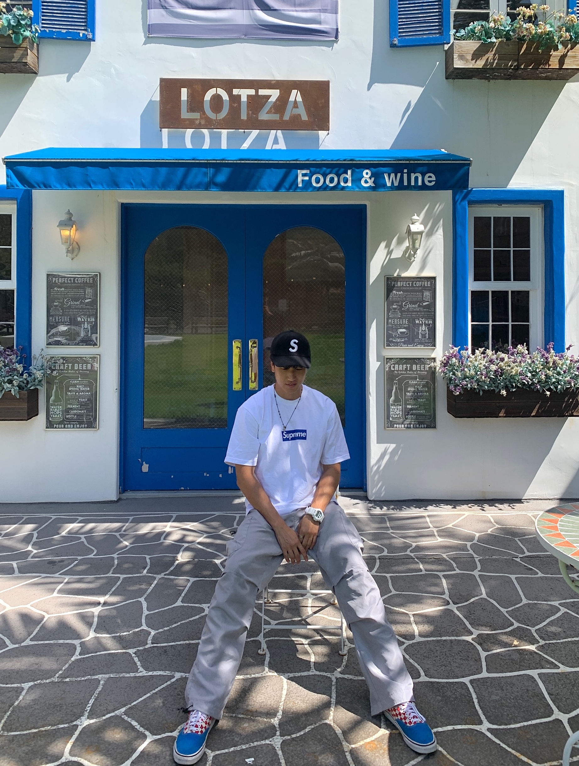 Supreme Boiled Wool S Logo 6-Panel Black - 22FW, Supreme Seoul Box Logo T-Shirt White - 23FW 착용 스타일 - 2